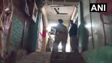 🔴 पटना में खान सर की कोचिंग के बाहर फायरिंग, सुरक्षा गार्ड घायल
🔴 मुसल्लहपुर हाट इलाके में दहशत, पुलिस ने शुरू की जांच
🔴 शिक्षा संस्थान पर हमले से छात्रों और अभिभावकों में चिंता
📰 रिपोर्ट यूपी हेड नागेंद्र पांडयें
बिहार की राजधानी पटना के मुसल्लहपुर हाट इलाके में स्थित चर्चित शिक्षक खान सर के कोचिंग संस्थान के बाहर हुई फायरिंग की घटना ने शिक्षा जगत और प्रशासन दोनों को सतर्क कर दिया है। घटना में एक सुरक्षा गार्ड के घायल होने की सूचना है, जबकि पुलिस ने मौके पर पहुंचकर जांच शुरू कर दी है। घटना के बाद इलाके में सुरक्षा बढ़ा दी गई है और हमलावरों की पहचान के लिए सीसीटीवी फुटेज खंगाले जा रहे हैं।
🟥 कोचिंग सेंटर के बाहर चली गोलियां, सुरक्षा गार्ड घायल
पटना। राजधानी के मुसल्लहपुर हाट क्षेत्र में स्थित खान सर के कोचिंग सेंटर के बाहर देर शाम अचानक फायरिंग की घटना सामने आई। प्रत्यक्षदर्शियों के अनुसार, कुछ अज्ञात लोग कोचिंग परिसर के बाहर पहुंचे और कथित रूप से धमकी देने के बाद कई राउंड फायरिंग कर दी।
घटना के दौरान कोचिंग सेंटर का एक सुरक्षा गार्ड गोली लगने से घायल हो गया। घायल गार्ड को तत्काल उपचार के लिए पीएमसीएच (पटना मेडिकल कॉलेज अस्पताल) में भर्ती कराया गया, जहां उसका इलाज जारी है।
🟥 खान सर ने लगाए प्रतिस्पर्धी संस्थानों पर आरोप
घटना के बाद खान सर ने मीडिया से बातचीत में कहा कि कुछ लोग गरीब और मध्यम वर्गीय छात्रों को कम शुल्क में शिक्षा उपलब्ध कराए जाने से नाराज हैं। उनका आरोप है कि शिक्षा के क्षेत्र में प्रतिस्पर्धा के चलते कुछ असामाजिक तत्व छात्रों के बीच भय का माहौल बनाना चाहते हैं।
उन्होंने कहा कि लोकतांत्रिक व्यवस्था में किसी भी प्रकार के मतभेद या प्रतिस्पर्धा का समाधान संवाद और स्वस्थ प्रतिस्पर्धा से होना चाहिए, हिंसा से नहीं।
🟥 पुलिस ने शुरू की जांच, सीसीटीवी फुटेज खंगाले जा रहे
घटना की सूचना मिलते ही स्थानीय पुलिस और वरिष्ठ अधिकारी मौके पर पहुंचे। पुलिस ने घटनास्थल का निरीक्षण कर आसपास लगे सीसीटीवी कैमरों की फुटेज कब्जे में ले ली है।
प्रारंभिक जांच में पुलिस सभी संभावित पहलुओं पर पड़ताल कर रही है। अधिकारियों का कहना है कि जल्द ही घटना में शामिल आरोपियों की पहचान कर उन्हें गिरफ्तार किया जाएगा।
🟥 वायरल फैक्ट और सोशल मीडिया पर चर्चा
घटना के बाद सोशल मीडिया पर खान सर की कोचिंग के बाहर हुई फायरिंग का मामला तेजी से वायरल हो गया। विभिन्न सोशल मीडिया प्लेटफॉर्मों पर घटना को लेकर बहस छिड़ गई है। कई लोगों ने शिक्षा संस्थानों की सुरक्षा को लेकर चिंता व्यक्त की है, जबकि बड़ी संख्या में छात्रों ने निष्पक्ष जांच और दोषियों पर सख्त कार्रवाई की मांग की है।
हालांकि घटना के कारणों को लेकर कई तरह के दावे सामने आ रहे हैं, लेकिन आधिकारिक जांच पूरी होने तक किसी निष्कर्ष पर पहुंचना जल्दबाजी माना जा रहा है।
पटना में कोचिंग संस्थान के बाहर हुई फायरिंग की यह घटना केवल कानून-व्यवस्था का मामला नहीं, बल्कि शिक्षा संस्थानों की सुरक्षा और छात्रों के मनोबल से भी जुड़ा विषय है। अब निगाहें पुलिस जांच पर टिकी हैं कि घटना के पीछे कौन लोग हैं और इसके वास्तविक कारण क्या हैं। प्रशासन का कहना है कि दोषियों को किसी भी स्थिति में बख्शा नहीं जाएगा।
📢 ND NEWS की अपील
✅ किसी भी विवाद का समाधान कानून और संवाद के माध्यम से किया जाए।
✅ शिक्षा संस्थानों की सुरक्षा व्यवस्था को और मजबूत बनाया जाए।
✅ छात्रों और अभिभावकों में भय का माहौल पैदा करने वाले तत्वों के खिलाफ कठोर कार्रवाई हो।
✅ सोशल मीडिया पर अपुष्ट सूचनाओं को साझा करने से बचें।
✅ जांच पूरी होने तक तथ्यों पर आधारित जानकारी पर ही विश्वास करें।
✅ प्रशासन और नागरिक मिलकर सुरक्षित एवं सकारात्मक शैक्षणिक वातावरण बनाने में सहयोग करें।
👇👇
#NDNews
#दैनिक_निष्पक्ष_धारा
#PatnaNews
#KhanSir
#PatnaFiring
#BiharNews
#EducationSafety
#BreakingNews
#PatnaPolice
#StudentsSafety
#NDNewsChannel
👇👇
@BiharGovt
@NitishKumar
@PMOIndia
@HMOIndia
@DGPBiharPolice
@PatnaPolice24x7
@IPRD_Bihar
@BiharEducation_
@MIB_India
@mygovindia
@BiharPoliceCGRC
👇👇
🟥 ND NEWS | दैनिक निष्पक्ष धारा
मुख्य संपादक / संस्थापक: राजन सिंह हाड़ा
सह-संपादक: शालिनी सिंह भदौरिया
✒️ रिपोर्ट : रिपोर्ट यूपी हेड नागेंद्र पांडयें
📍 कार्यालय: 1/1 अटल बिहारी चौराहा, नियर बर्मा चौराहा, फतेहपुर
📅 दिनांक: 03 जून 2026
📆 दिन: बुधवार
📧 Email: ndnewschannel@gmail.com
📞 मोबाइल: 9696119696
