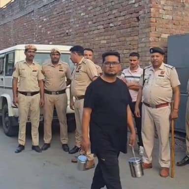 यमुनानगर में नशा तस्करों पर पुलिस का बड़ा एक्शन, ऑपरेशन मैदान 2.0 शुरू।।
🔴 सुबह 4:30 बजे हमिदा में पुलिस की ताबड़तोड़ रेड, 150 से ज्यादा जवान मैदान में।
🔴 नशे के कारोबार पर यमुनानगर पुलिस का शिकंजा, 14 टीमों ने की एक साथ कार्रवाई।
🔴 ऑपरेशन मैदान 2.0: संदिग्ध नशा तस्करों के ठिकानों पर पुलिस की बड़ी दबिश।
🔴 नशा तस्करों को कड़ा संदेश, यमुनानगर पुलिस का मेगा सर्च ऑपरेशन।
#YamunanagarPolice #OperationMaidan2 #DrugFreeHaryana #AntiDrugDrive #PoliceAction #CrimeControl #DrugTrafficking #LawAndOrder #HaryanaPolice #Hamida #DrugFreeIndia #SpecialOperation #BreakingNews #NewsUpdate #PublicSafety #ZeroTolerance #CrimeNews #CommunitySafety #DrugRaid #YamunanagarNews