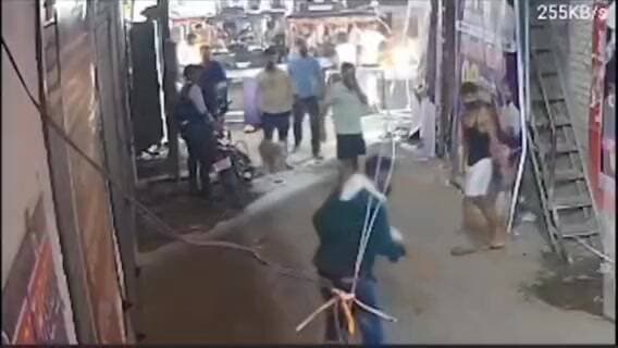 #BREAKING #पटना में #खान_सर की
#कोचिंग पर हमले का #VIDEO: गार्ड से #मारपीट-पथराव, पोस्टर फाड़े; #ज्ञान #बिंदु #कोचिंग के #डायरेक्टर समेत 3 गिरफ्तार