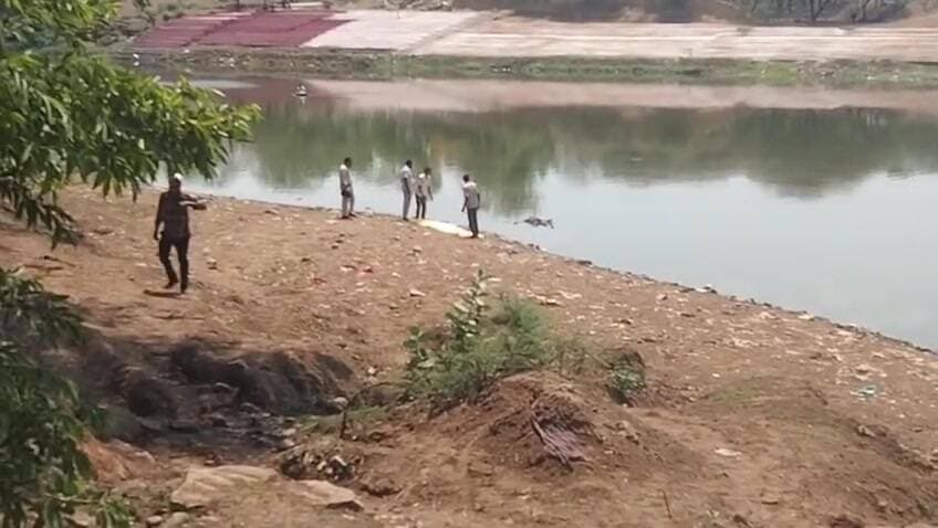 #गढ़ाकोटा की सुनार नदी में मिला एक #शव,
आधार कार्ड से हुई पहचान;
#रहली #खमरिया निवासी श्याम पटेल निकला मृतक #पुलिस ने घटनास्थल का बारीकी से निरीक्षण किया तथा आसपास मौजूद लोगों से की पूछताछ । #प्रारंभिक तौर पर #मृतक की पहचान नहीं हो सकी थी, लेकिन तलाशी के दौरान उसकी जेब से एक #आधार #कार्ड बरामद हुआ। आधार कार्ड के आधार पर मृतक की पहचान श्याम पटेल (लगभग 42 वर्ष), निवासी ग्राम #खमरिया, तहसील रहली के रूप में की गई।