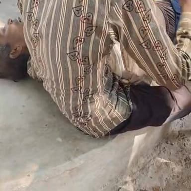 🚨 इलाज के इंतजार में तड़पता रहा मजदूर, PHC में मौत से मचा हड़कंप
🏥 बहुआ प्राथमिक स्वास्थ्य केंद्र पर लापरवाही के गंभीर आरोप, ग्रामीणों में आक्रोश
⚠️ स्वास्थ्य व्यवस्था पर उठे सवाल, मरीज की मौत के बाद जवाबदेही की मांग
📰 यूपी हिट नागेंद्र पांडये की रिपोर्ट
फतेहपुर जनपद के बहुआ कस्बे स्थित प्राथमिक स्वास्थ्य केंद्र में एक मजदूर की मौत के बाद स्वास्थ्य सेवाओं की कार्यप्रणाली पर गंभीर सवाल खड़े हो गए हैं। परिजनों और स्थानीय लोगों का आरोप है कि पेट दर्द से पीड़ित मजदूर अस्पताल पहुंचने के बाद लगभग आधे घंटे तक जमीन पर तड़पता रहा, लेकिन उसे समय पर प्राथमिक उपचार नहीं मिला। घटना के बाद अस्पताल परिसर में आक्रोश का माहौल बन गया और स्थानीय लोगों की स्वास्थ्यकर्मियों से तीखी नोकझोंक भी हुई।
🟥 इलाज के इंतजार में चली गई मजदूर की जान
बहुआ/फतेहपुर। कस्बे के आजाद नगर निवासी राम आसरे कुशवाहा (50 वर्ष) को बुधवार दोपहर अचानक पेट में तेज दर्द उठा। परिजनों और स्थानीय लोगों के अनुसार उन्हें तत्काल बहुआ प्राथमिक स्वास्थ्य केंद्र लाया गया, जहां उनकी हालत लगातार बिगड़ती रही।
प्रत्यक्षदर्शियों का आरोप है कि अस्पताल पहुंचने के बाद मरीज लगभग आधे घंटे तक फर्श पर तड़पता रहा, लेकिन समय पर चिकित्सा सहायता नहीं मिल सकी। इस दौरान उसकी हालत और गंभीर होती चली गई।
🟥 ग्रामीणों ने लगाए लापरवाही के आरोप
कृष्णा नगर निवासी राहुल कुमार ने आरोप लगाया कि उन्होंने अस्पताल कर्मचारियों से तत्काल उपचार की मांग की थी। उनके अनुसार पहले फार्मासिस्ट से संपर्क किया गया, फिर चिकित्सक को जानकारी दी गई, लेकिन मरीज को तत्काल उपचार नहीं मिला।
स्थानीय लोगों का कहना है कि यदि समय रहते प्राथमिक उपचार या रेफरल की व्यवस्था कर दी जाती तो शायद मरीज की जान बचाई जा सकती थी। हालांकि इन आरोपों की आधिकारिक पुष्टि अभी नहीं हुई है।
🟥 अस्पताल परिसर में हंगामा, अधिकारियों से जवाब तलब
घटना की जानकारी मिलने पर बहुआ चेयरमैन प्रतिनिधि कामता सोनी समेत बड़ी संख्या में स्थानीय लोग अस्पताल पहुंचे। इस दौरान अस्पताल प्रशासन और ग्रामीणों के बीच तीखी बहस भी हुई।
स्थानीय नागरिकों ने आरोप लगाया कि अस्पताल में आपातकालीन स्वास्थ्य सेवाओं की उपलब्धता और चिकित्सकीय व्यवस्था पर गंभीर ध्यान देने की आवश्यकता है। वहीं अस्पताल प्रशासन की ओर से बताया गया कि मामले की जानकारी संबंधित अधिकारियों को दी जा रही है।
🟥 स्वास्थ्य सेवाओं को लेकर उठे बड़े सवाल
घटना के बाद क्षेत्र में यह चर्चा तेज हो गई है कि ग्रामीण स्वास्थ्य केंद्रों में आपातकालीन चिकित्सा सेवाओं की उपलब्धता और निगरानी व्यवस्था को और प्रभावी बनाया जाना चाहिए।
स्थानीय लोगों का कहना है कि सरकारी अस्पतालों में समय पर चिकित्सकीय सहायता और संवेदनशील व्यवहार सुनिश्चित किया जाना बेहद आवश्यक है, ताकि भविष्य में ऐसी दुखद घटनाओं की पुनरावृत्ति न हो।
🟥 वायरल फैक्ट
मरीज की मौत के बाद अस्पताल परिसर में मौजूद लोगों द्वारा घटना की जानकारी सोशल मीडिया पर साझा किए जाने से मामला तेजी से चर्चा का विषय बन गया। स्थानीय नागरिक स्वास्थ्य सेवाओं की गुणवत्ता और जवाबदेही को लेकर प्रशासन से निष्पक्ष जांच की मांग कर रहे हैं।
बहुआ प्राथमिक स्वास्थ्य केंद्र में हुई यह दुखद घटना ग्रामीण स्वास्थ्य सेवाओं की वास्तविक स्थिति पर गंभीर प्रश्नचिन्ह लगाती है। यदि आरोप सही पाए जाते हैं तो यह केवल एक व्यक्ति की मौत का मामला नहीं, बल्कि स्वास्थ्य तंत्र की जवाबदेही से जुड़ा विषय बन सकता है। अब सभी की निगाहें जांच और प्रशासनिक कार्रवाई पर टिकी हैं।
👇👇
#NDNews
#दैनिक_निष्पक्ष_धारा
#FatehpurNews
#Bahua
#PHC_Bahua
#HealthDepartment
#MedicalNegligence
#BreakingNews
#UPNews
#PublicHealth
#CMOFatehpur
#NHMUP
#NDNewsChannel
👇👇👇
@dgpup
@RSSorg
@UPGovt
@wpl1090
@RSSgeet
@Uppolice
@MIB_India
@PMOIndia
@HMOIndia
@abmanglik
@VHPDigital
@igrangealld
@myogioffice
@InfoDeptUP
@dmfatehpur
@sdmsadarftp
@CMOfficeUP
@CMOUP_RC
@ChiefSecyUP
@ChiefSecyUP
@MahantYogiG
@FatehpurSdm
@fatehpurpolice
@BajrangDalOrg
@112UttarPradesh
@myogiadityanath
@CommissionerPrg
@ADGZonPrayagraj
👇👇
🟥 ND NEWS | दैनिक निष्पक्ष धारा
मुख्य संपादक / संस्थापक: राजन सिंह हाड़ा
📍 कार्यालय-3: U158, हीरा स्वीट्स के पास, विकास मार्ग, लक्ष्मी नगर, पूर्वी दिल्ली, पिन कोड – 110092 (NCR)
📍 कार्यालय-2: विधानसभा रोड, बर्लिंगटन चौराहा, लखनऊ – 226001 (UP)
📍 कार्यालय-1: 1/1 अटल बिहारी चौराहा, नियर बर्मा चौराहा, फतेहपुर – 212601 (UP)
📅 दिनांक: 03 जून 2026
📆 दिन: बुधवार
📧 Email: ndnewschannel@gmail.com
📞 मोबाइल: 9696119696