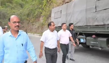 🚨 **नरकोटा दुर्घटना स्थल पर पहुंचे डीएम विशाल मिश्रा, सड़क सुरक्षा के दिए सख्त निर्देश** 🚨
रुद्रप्रयाग के नरकोटा क्षेत्र में आर्मी ट्रक और कार की टक्कर के बाद जिलाधिकारी **विशाल मिश्रा** ने स्वयं घटनास्थल पहुंचकर सड़क की स्थिति और राहत कार्यों का निरीक्षण किया।
✅ सड़क पर पड़े मलबे को तत्काल हटाने के निर्देश
✅ निर्माणाधीन पुल के लिए सड़क किनारे रखी सामग्री हटाने के आदेश
✅ दुर्घटना संभावित क्षेत्र में सड़क चौड़ीकरण और सुरक्षा उपाय सुनिश्चित करने के निर्देश
जिलाधिकारी ने कहा कि यात्रियों और स्थानीय नागरिकों की सुरक्षा सर्वोच्च प्राथमिकता है तथा सड़क पर किसी भी प्रकार की बाधा को तुरंत दूर कर यातायात को सुचारु बनाया जाए।
इसके बाद डीएम ने रुद्रप्रयाग स्थित **अलकनंदा-मंदाकिनी संगम व्यू प्वाइंट** का भी निरीक्षण किया और वहां मौजूद यात्रियों से संवाद कर व्यवस्थाओं का फीडबैक लिया।
#Rudraprayag #DMVishalMishra #Narkota #RoadSafety #BadrinathHighway #UttarakhandNews #RoadAccident #TrafficManagement #RudraprayagNews