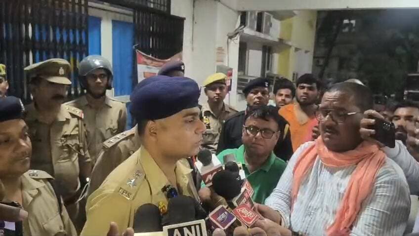 50 हजार का ईनामी बदमाश पुलिस मुठभेड़ में ढेर।
मुठभेड़ में 50 हजार का ईनामी बदमाश #कमलेश चौधरी ढेर।
सदर कोतवाली क्षेत्र के कुर्था गांव में मुठभेड़।
पुलिस की जवाबी फायरिंग में कमलेश चौधरी ढेर।
होटल कारोबारी के पुत्र #विनीत राय हत्याकांड में था वांछित।
हत्याकांड के बाद से ही फरार चल रहा था बदमाश कमलेश चौधरी।
सदर कोतवाली क्षेत्र के फुल्लनपुर में 29 मई को हुआ था विनीत राय हत्याकांड।
मुठभेड़ में स्वाट टीम प्रभारी रोहित मिश्रा को लगी गोली।
बदमाश की गोली से स्वाट टीम प्रभारी घायल।
स्वाट प्रभारी रोहित मिश्रा इलाज के लिए मेडिकल कालेज में भर्ती
#ghazipur #GhazipurNews #ghazipurpolice #ghazuprnews #ghazipurpolice #गाजीपुर #GhazipurNews #Ghazipurup61 #समाचारगाजीपुर #UPNews #ghazipur #सनसनीखेज