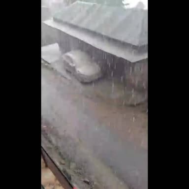 चुराह के जसोरगढ़ में मौसम ने अचानक बदली करवट।⛈️☔ झमाझम बारिश से गर्मी हुई गायब, किसानों के चेहरे खिले। 🌧️🌿
#viralvideo
#Churah #Chamba #Jasorgarh #RainUpdate #WeatherNews #HimachalNews #ChambaNews #MonsoonRain #KisanNews #HimachalPradesh #BreakingNews #HillsOfHimachal #RainAlert #ViralNews #HimachalWeather