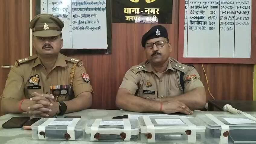 बस्ती समाचार
थाना नगर पुलिस एस०ओ०जी० टीम बस्ती की संयुक्त कार्यवाही में दो अभियुक्तों को गिरफ्तार कर उनके कब्जे से अवैध पिस्टल 32 बोर मय मैगजीन चार अदद ज़िंदा कारतूस, एक अदद अवैध कट्टा 315 बोर मय एक अदद ज़िंदा कारतूस चार अदद मोबाइल, रुपये 1620 नगद, एक लोहे के राड व घटना में प्रयुक्त गाड़ी स्कार्पियो-एन बरामद #highlightseveryone #breking #न्यूज #पूर्वांचल