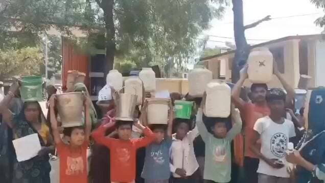 चित्रकूट: 'अमृतकाल' के दावों के बीच बूंद-बूंद पानी को तरसती जनता, किताबों की उम्र में बाल्टियां ढो रहे मासूम!
😭🪣'अमृतकाल'
और 'हर घर जल योजना' के बड़े-बड़े प्रशासनिक दावों के बीच चित्रकूट जनपद से आ रही ये तस्वीरें जमीनी हकीकत बयां कर रही हैं और व्यवस्था पर गंभीर सवाल खड़े करती हैं।
जिस मासूम उम्र में इन बच्चों के हाथों में स्कूल की किताबें और कलम होनी चाहिए,
उस उम्र में वे चिलचिलाती धूप और भीषण गर्मी में सिर पर पानी की बाल्टियां और डिब्बे ढोने को मजबूर हैं।
पानी के इंतजाम में इन बच्चों का बचपन और पढ़ाई दोनों दांव पर लगे हैं।
आखिर कब तक?पाठा और चित्रकूट की जनता कब तक बूंद-बूंद पानी के लिए इस तरह संघर्ष करती रहेगी?
हर साल करोड़ों के बजट और कागजी योजनाओं के बाद भी धरातल पर स्थितियां जस की तस क्यों हैं? प्रशासन और जनप्रतिनिधि इस गंभीर समस्या पर स्थाई संज्ञान कब लेंगे? #Chitrakoot #WaterCrisis #Bundelkhand #Patha #RightToWater #AmritKaal #HumanRights #SocialIssue