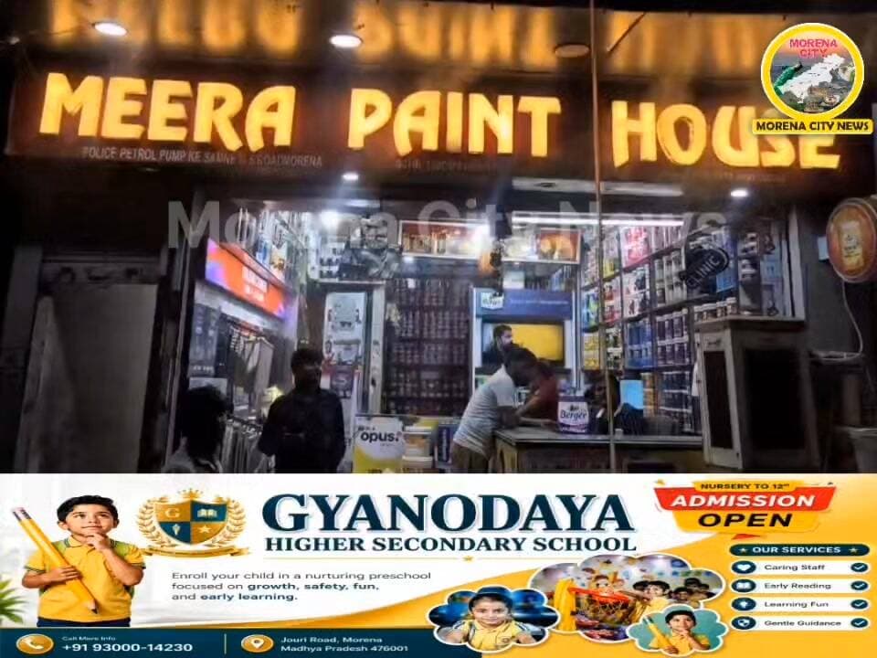 मुरैना में मीरा पेंट्स की अनूठी पहल, फोगर मशीन से ग्राहकों को मिल रही राहत
मुरैना में भीषण गर्मी के बीच मीरा पेंट्स के संचालक आकाश शिवहरे की अनूठी पहल चर्चा का विषय बनी हुई है। ग्राहकों को राहत देने के लिए दुकान पर फोगर मशीन लगाई गई है।
यह मशीन पानी की बारीक फुहारों के जरिए तापमान को 8 से 10 डिग्री तक कम करने में मदद करती है। साथ ही कम बिजली खर्च करती है और धूल-मिट्टी को भी नियंत्रित करती है।
आकाश शिवहरे का कहना है कि ग्राहकों को गर्मी से राहत और बेहतर सुविधा देने के उद्देश्य से यह व्यवस्था की गई है। ग्राहकों ने भी इस पहल की सराहना की है।
#Morena #MeeraPaints #FoggerMachine #MistSystem #SummerRelief #CustomerCare #EnergySaving #MorenaNews #MPNews #BusinessInnovation #HeatWave #CoolingSystem