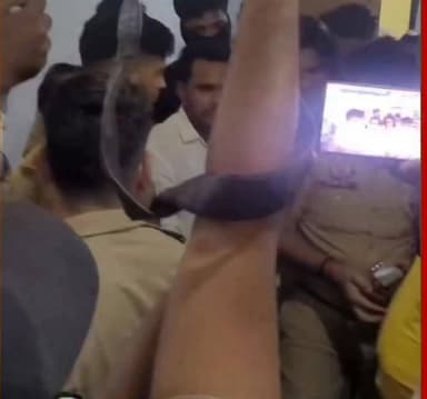 मेरठ नौचंदी मेले में कॉमेडी शो के बाद हंगामा ! मेरठ के नौचंदी मेले के पटेल मंडप में आयोजित कॉमेडियन अमन भाटी उर्फ खालिद, चाचा श्यामलाल के शो के बाद विवाद खड़ा हो गया। प्रत्यक्षदर्शियों के अनुसार, घटना के दौरान युवक के छोटे बच्चे भी मौके पर मौजूद थे, जो विवाद देखकर रोने लगे। बाद में पुलिस मौके पर पहुंची और संबंधित लोगों को चौकी ले जाकर पूछताछ की।
#MeerutNews #NauchandiMela #AmanBhati #UPNews #BreakingNews #ViralVideo #HindiNews