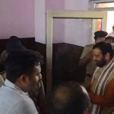 यमुनानगर बड़ी खबर व्यासपुर में बड़ा राजनीतिक फेरबदल,मुख्यमंत्री हरियाणा नायब सेनी की उपस्थिति में साढ़ौरा विधायक रेणु बाला के पति ऋषिपाल BJP में शामिल।।
#HaryanaPolitics #BJP #Congress #NayabSaini #Yamunanagar #Sadhaura #RenuBala #RishipalEngineer #PoliticalUpdate #BreakingNews #HaryanaNews #AKNewsHaryana #IndianPolitics #ElectionNews #BJPJoining #PoliticalShift
