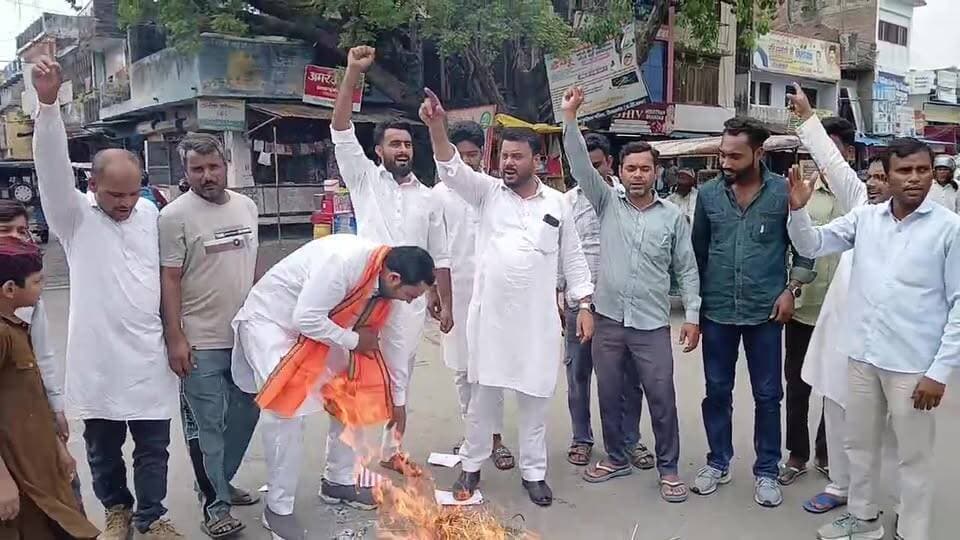 #अमेरिका #राष्ट्रपति_डोनाल्ड_ट्रंप का #सितारगंज में #पुतला_फूंका।
अमेरिका के #टैक्सास_राज्य में #भारत के #तिरंगे का अपमान हुआ था।