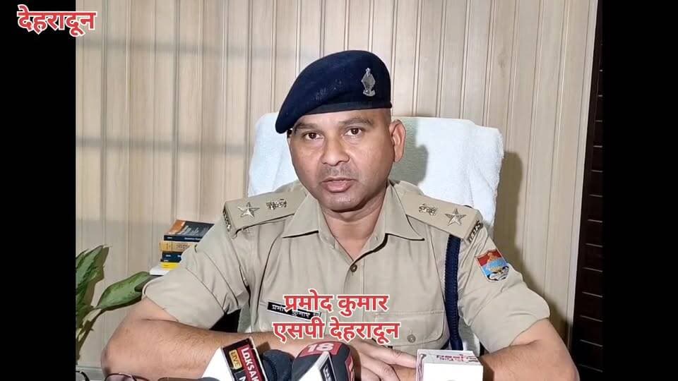 देहरादून।#बड़ी_वारदात को #अंजाम देने जा रहे थे #बदमाश।
#पुलिस ने किया #एनकाउंटर।
बीते दिन सुबह तड़के #पुलिस_मुठभेड़ में #देहरादून के नया गांव के पास #दो_बदमाशों को गिरफ्तार किया गया था। #मुठभेड़ के दौरान एक बदमाश के #पैर पर भी #गोली लगी थी, जबकि उसके साथी को भी #गिरफ्तार कर लिया गया था। पुलिस #एनकाउंटर की इस वारदात के बारे में #एसपी सिटी #प्रमोद कुमार ने बताया कि नयागांव के पास जब पुलिस के द्वारा चेकिंग की जा रही थी तो एक राजस्थान नंबर की स्विफ्ट कार सवार लोग मौके से भागने लगे, इसके बाद पुलिस बल ने उनका पीछा किया। कुछ आगे जाने के बाद #बदमाश_कार से उतरकर नदी की ओर भागे। इस दौरान पुलिस ने उन्हें चेतावनी तो दी लेकिन उन्होंने पुलिस पर फायरिंग कर दी। #जवाबी फायरिंग में #रिंकू_मीणा नाम का बदमाश घायल हुआ, इसके बाद उसे गिरफ्तार कर लिया गया। पूछने पर उसके चार अन्य साथियों के बारे में भी पता चला जिनमें से एक विनोद मीणा को भी पुलिस ने गिरफ्तार कर लिया। एसपी सिटी ने बताया कि रिंकू राणा पर #हत्या समेत #संगीत धाराओं में एक दर्जन मुकदमे #राजस्थान में दर्ज हैं और दोनों ही बदमाश राजस्थान के रहने वाले हैं। उन्होंने बताया कि देहरादून के दूरस्थ क्षेत्र विकास नगर की ओर ये दोनों बदमाश एक बड़ी वारदात को अंजाम देने जा रहे थे हालांकि पुलिस ने उनके मंसूबों को नाकाम कर दिया और इससे पहले ही उन्हें धर दबोचा।
#पुलिस ने बड़ी #वारदात_रोकी #एनकाउंटर