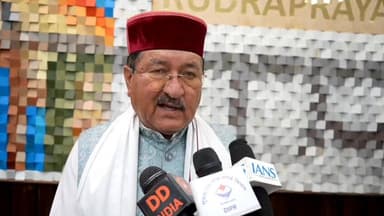 रुद्रप्रयाग के विकास को मिलेगी नई रफ्तार!! कैबिनेट मंत्री भरत सिंह चौधरी ने रुद्रप्रयाग में विकास कार्यों और चारधाम यात्रा व्यवस्थाओं की समीक्षा करते हुए अधिकारियों को स्पष्ट संदेश दिया—जनहित की योजनाओं में कोई ढिलाई बर्दाश्त नहीं होगी।
✅ त्रियुगीनारायण और कालीमठ सड़क मार्गों पर तेजी से कार्रवाई के निर्देश
✅ जल जीवन मिशन की महत्वपूर्ण पेयजल योजनाओं को जल्द पूरा करने पर जोर
✅ नगरासू, सारी और लस्तर नहर परियोजनाओं को समयबद्ध पूरा करने के निर्देश
✅ बांस उत्पादन को बढ़ावा देकर रोजगार और प्राकृतिक सुरक्षा दोनों पर फोकस
✅ मेधावी छात्रों को टैबलेट देने की तैयारी, प्रतियोगी परीक्षाओं की सामग्री रहेगी पहले से उपलब्ध
✅ स्वास्थ्य केंद्रों में चिकित्सकों की उपलब्धता सुनिश्चित करने के निर्देश
✅ बकरी पालन, भेड़ पालन, दुग्ध उत्पादन और लखपति दीदी योजना को मिलेगा बढ़ावा
✅ चारधाम यात्रा में जाम रोकने और श्रद्धालुओं को सुगम यात्रा देने के लिए विशेष व्यवस्था
✅ मानसून और आपदा प्रबंधन को लेकर सभी विभागों को हाई अलर्ट पर रहने के निर्देश
मंत्री ने कहा कि अधिकांश योजनाओं की प्रगति संतोषजनक है, लेकिन विकास कार्यों में और तेजी लाकर उन्हें समयबद्ध तरीके से पूरा करना प्राथमिकता होगी।
#Rudraprayag #BharatSinghChaudhary #Development #CharDhamYatra #Uttarakhand #JalJeevanMission #Education #RoadDevelopment #DisasterManagement #VocalForLocal