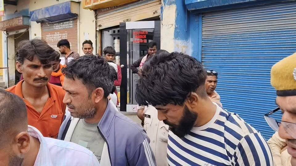 #बहरोड़ में #चोरो को पकड़ किया पुलिस के हवाले
#कोतवाली #पुलिस ने चोरो को सौपा पनियाला थाना पुलिस को
#पनियाला थाना पुलिस कर रही है #चोरो से पूछताछ