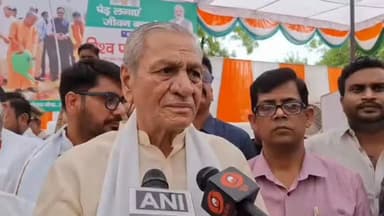 #अलीगढ
*विश्व पर्यावरण दिवस पर जिले से गूंजा हरित संदेश*
*प्रभारी मंत्री ने किया वृक्षारोपण और कछुआ संरक्षण केंद्र का उद्घाटन*
*स्थानीय जनप्रतिनिधियों एवं अधिकारियों ने भी रोपे पौधे*
विश्व पर्यावरण दिवस के अवसर पर जिले में पर्यावरण संरक्षण और जैव विविधता संवर्धन का प्रेरक संदेश दिया गया। प्रदेश के गन्ना विकास एवं चीनी मिल मंत्री और जनपद प्रभारी मंत्री चौधरी लक्ष्मी नारायण ने मुकुंदपुर स्थित वन चेतना केंद्र में पीपल का पौधा रोपकर विशेष वृक्षारोपण अभियान का शुभारंभ किया। इस अवसर पर उन्होंने नवस्थापित कछुआ संरक्षण केंद्र का फीता काटकर उद्घाटन भी किया। कार्यक्रम में अधिकारियों, जनप्रतिनिधियों एवं स्थानीय नागरिकों ने पौधे भेंट कर उनका स्वागत किया। विश्व पर्यावरण दिवस पर आयोजित कार्यक्रम पर्यावरण संरक्षण, जैव विविधता संवर्धन और जनभागीदारी के माध्यम से हरित एवं स्वस्थ भविष्य के निर्माण के संकल्प का सशक्त प्रतीक बनकर उभरा।