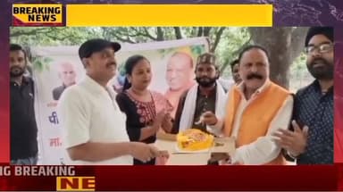 विश्व पर्यावरण दिवस पर गांधी उद्यान में हुआ पौधरोपण
मुख्यमंत्री योगी आदित्यनाथ का जन्मदिन भी मनाया गया
बरेली। विश्व पर्यावरण दिवस के अवसर पर पीस कमेटी ऑफ इंडिया द्वारा गांधी उद्यान में पौधरोपण कार्यक्रम आयोजित किया गया। कार्यक्रम में नीम और तुलसी के पौधे रोपकर पर्यावरण संरक्षण का संदेश दिया गया।
इस अवसर पर समिति के संरक्षक जनार्दन आचार्य उर्फ सिविल कमांडो के आशीर्वाद से अध्यक्ष नदीम इकबाल ने पौधरोपण किया। कार्यक्रम के दौरान मुख्यमंत्री योगी आदित्यनाथ का जन्मदिन केक काटकर मनाया गया और उनके नेतृत्व में प्रदेश सरकार द्वारा किए जा रहे कार्यों की सराहना की गई।
वक्ताओं ने कहा कि पर्यावरण संरक्षण प्रत्येक नागरिक की जिम्मेदारी है तथा अधिक से अधिक वृक्षारोपण कर प्रकृति को सुरक्षित रखा जा सकता है। कार्यक्रम में मोनू सक्सेना, मोनू खान, आजम खान, असलम खान, मनमोहन सिंह तनेजा, हनीफ मिर्जा, फैज मिर्जा, खुशनुमा खान और मोहम्मद सिराज सहित पीस कमेटी के पदाधिकारी एवं सदस्य मौजूद रहे।
#BAREILLYNEWS #ब्रेकिंगखबर #वायरलनयूज़