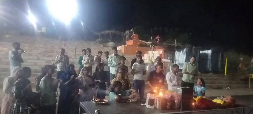 🌺 मां नर्मदा जी के पावन तट झांसी घाट पर प्रतिदिन उमड़ रही श्रद्धालुओं की आस्था 🌺
गोटेगांव क्षेत्र के पावन झांसी घाट में मां नर्मदा जी की भव्य महाआरती प्रतिदिन श्रद्धा और भक्ति के साथ संपन्न हो रही है। संध्या बेला में होने वाली इस दिव्य आरती में आसपास के ग्रामों सहित दूर-दूर से बड़ी संख्या में श्रद्धालु शामिल होकर मां नर्मदा का पूजन-अर्चन कर आशीर्वाद प्राप्त कर रहे हैं।
नर्मदे हर जीवन भर
#मां_नर्मदा #झांसीघाट #नर्मदा_महाआरती #गोटेगांव #आस्था #धार्मिक_समाचार #KailashGupta
✍️ कैलाश गुप्ता, नई दुनिया
📞 9329446506
