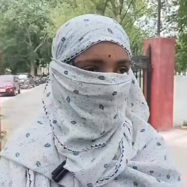 🚨 मऊ में प्रधान प्रतिनिधि पर युवती ने लगाए गंभीर शोषण के आरोप
⚖️ पीड़िता का दावा—15 वर्ष की उम्र से होता रहा उत्पीड़न, कार्रवाई न होने से नाराजगी
🏛️ निष्पक्ष जांच और कानूनी कार्रवाई की मांग, प्रशासनिक हस्तक्षेप की उम्मीद
📰 रिपोर्ट नागेंद्र पांडयें
उत्तर प्रदेश के मऊ जनपद से एक संवेदनशील मामला सामने आया है, जहां एक युवती ने अपने गांव के एक प्रधान प्रतिनिधि पर कई वर्षों तक कथित रूप से डराने-धमकाने और शारीरिक शोषण करने का आरोप लगाया है। युवती का दावा है कि उसने कई बार स्थानीय पुलिस से शिकायत की, लेकिन उसकी सुनवाई नहीं हुई। अब मामला वरिष्ठ अधिकारियों तक पहुंच गया है और पीड़िता ने न्याय की मांग की है।
मऊ। जिले की एक युवती द्वारा लगाए गए गंभीर आरोपों ने स्थानीय प्रशासन और पुलिस व्यवस्था को लेकर सवाल खड़े कर दिए हैं। पीड़िता का आरोप है कि उसके गांव के ही पड़ोसी और प्रधान प्रतिनिधि मिथलेश पाण्डेय ने वर्षों तक उसे भय और दबाव में रखकर कथित रूप से शारीरिक शोषण किया।
युवती का कहना है कि कथित घटनाएं तब शुरू हुईं जब वह नाबालिग थी। उसने आरोप लगाया कि आरोपी के प्रभाव के कारण उसकी शिकायतों पर स्थानीय स्तर पर अपेक्षित कार्रवाई नहीं हुई। पीड़िता का दावा है कि उसने कई बार संबंधित थाने में शिकायत दी, लेकिन उसे न्याय नहीं मिला।
मामले में नया मोड़ तब आया जब युवती ने पुलिस अधीक्षक को लिखित शिकायत देकर निष्पक्ष जांच और कार्रवाई की मांग की। शिकायत में उसने यह भी कहा है कि यदि उसे न्याय नहीं मिला तो वह और उसका परिवार गंभीर कदम उठाने को मजबूर हो सकता है।
📌 जांच के बाद ही स्पष्ट होंगे तथ्य
मामला अत्यंत संवेदनशील है और लगाए गए आरोप गंभीर प्रकृति के हैं। फिलहाल आरोपों की स्वतंत्र पुष्टि नहीं हुई है। प्रशासनिक जांच और कानूनी प्रक्रिया के बाद ही पूरे मामले की वास्तविक स्थिति स्पष्ट हो सकेगी।
📌 समाज और प्रशासन की भूमिका महत्वपूर्ण
विशेषज्ञों का मानना है कि महिलाओं और बालिकाओं से जुड़े मामलों में शिकायतों को संवेदनशीलता और गंभीरता से लिया जाना चाहिए। साथ ही किसी भी मामले में निष्कर्ष पर पहुंचने से पहले निष्पक्ष जांच आवश्यक है ताकि सत्य सामने आ सके।
📲 वायरल फैक्ट
सोशल मीडिया पर मामला चर्चा का विषय बना हुआ है। विभिन्न लोगों और सामाजिक संगठनों द्वारा निष्पक्ष जांच तथा पीड़िता को न्याय दिलाने की मांग की जा रही है। हालांकि वायरल दावों की आधिकारिक पुष्टि होना अभी बाकी है।
यह मामला केवल एक व्यक्ति के आरोपों तक सीमित नहीं है, बल्कि न्याय व्यवस्था, महिला सुरक्षा और शिकायतों के प्रभावी निस्तारण से भी जुड़ा हुआ है। अब निगाहें प्रशासन और पुलिस की आगामी कार्रवाई पर टिकी हैं। निष्पक्ष जांच ही इस मामले में सच्चाई सामने ला सकती है और पीड़िता सहित समाज के विश्वास को मजबूत कर सकती है।
📢 ND NEWS की अपील
✅ महिला एवं बालिका उत्पीड़न से जुड़े मामलों में त्वरित और निष्पक्ष जांच सुनिश्चित की जाए।
✅ किसी भी शिकायत को प्रभाव या दबाव के आधार पर नजरअंदाज न किया जाए।
✅ पीड़ित पक्ष को कानूनी सहायता और मनोवैज्ञानिक सहयोग उपलब्ध कराया जाए।
✅ आत्महत्या जैसे कदम किसी समस्या का समाधान नहीं हैं; पीड़ित परिवार कानून और प्रशासनिक सहायता का सहारा लें।
✅ समाज अफवाहों से बचे और जांच पूरी होने तक संयम बनाए रखे।
"न्याय का आधार निष्पक्ष जांच है, और हर पीड़ित की आवाज सुनी जाना लोकतंत्र की मजबूती का प्रतीक है।"
👇👇
#NDNews
#दैनिकनिष्पक्षधारा
#MauNews
#WomenSafety
#JusticeForWomen
#UPPolice
#MahilaSuraksha
#HumanRights
#LawAndJustice
#NDNewsChannel
#UttarPradesh
#JusticeMatters
👇👇👇
@Uppolice
@dgpup
@CMOfficeUP
@myogioffice
@UPGovt
@NCWIndia
@UPMahilaKalyan
@wcd_up
@wpl1090
@InfoDeptUP
@maupolice
👇👇👇
🟥 ND NEWS | दैनिक निष्पक्ष धारा
मुख्य संपादक / संस्थापक: राजन सिंह हाड़ा
सह-संपादक: शालिनी सिंह भदौरिया
📍 कार्यालय-3: U158, हीरा स्वीट्स के पास, विकास मार्ग, लक्ष्मी नगर, पूर्वी दिल्ली – 110092 (NCR)
📍 कार्यालय-2: विधानसभा रोड, बर्लिंगटन चौराहा, लखनऊ – 226001 (UP)
📍 कार्यालय-1: 1/1 अटल बिहारी चौराहा, नियर बर्मा चौराहा, फतेहपुर – 212601 (UP)
📅 दिनांक: 05 जून 2026
📆 दिन: शुक्रवार
📧 Email: ndnewschannel@gmail.com
📞 मोबाइल: 9696119696