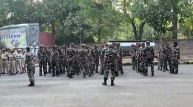 "देश की राजधानी दिल्ली का जंतर-मंतर एक बार फिर बड़े आंदोलन का गवाह बनने जा रहा है। आज देश का पहला 'ZenG' प्रदर्शन होने जा रहा है, जिसे 'कॉकरोच जनता पार्टी' का पहला अधिकारिक शक्ति प्रदर्शन कहा जा रहा है। पार्टी के संस्थापक अभिजीत दिमके दिल्ली एयरपोर्ट पर लैंड कर चुके हैं और कुछ ही देर में वो पार्लियामेंट स्ट्रीट पुलिस स्टेशन पहुंचने वाले हैं। इस प्रदर्शन को देखते हुए जंतर-मंतर और आसपास के इलाकों में भारी पुलिस बल तैनात कर दिया गया है। जंतर-मंतर पर प्रदर्शनकारियों का जुटना भी शुरू हो चुका है। अब बड़ा सवाल यह है कि अपनी रवायत के मुताबिक केंद्र सरकार इस अनोखे प्रदर्शन को होने देगी या फिर पुलिस बल के दम पर इसे कुचल दिया जाएगा? पल-पल की अपडेट के लिए बने रहिए हमारे साथ।"
#JantarMantarProtest #DelhiCrime #BreakingUpdate #YouthMovement #CentralGovernment #PoliceAction #ViralProtest #TrendingNow #IndiaHeadline24 #NationalNews