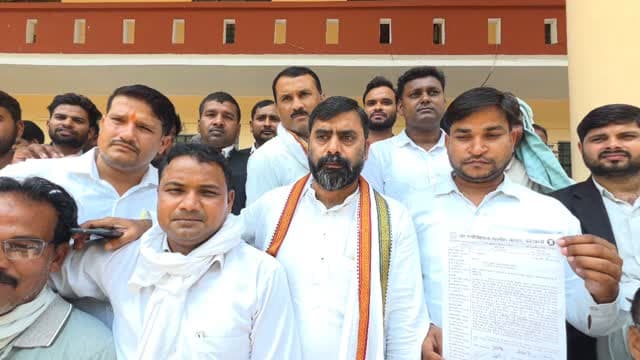 चायल तहसील में अधिवक्ताओं का प्रदर्शन 🚨 अधिवक्ताओं ने खोल दी लेखपाल व कानून गो की पोल
लेखपाल की कथित मनमानी और अवैध वसूली के आरोपों से नाराज अधिवक्ताओं ने चायल तहसील परिसर में जोरदार प्रदर्शन किया। अधिवक्ताओं ने प्रशासन से मामले की निष्पक्ष जांच कर दोषियों पर कार्रवाई की मांग की। बार एसोसिएशन चायल के महामंत्री अजीत सिंह ने भी अधिवक्ताओं की समस्याओं को लेकर अपनी बात रखी।
⚖️ अधिवक्ताओं का आरोप— जनता और वादकारियों से अनावश्यक धन उगाही की जा रही है, जिससे लोगों को परेशानी का सामना करना पड़ रहा है।
#Kaushambi #Chayal #ChayalTehsil #AdvocatesProtest #BarAssociation AjitSingh Lekhpal RevenueDepartment UPNews KaushambiNews BreakingNews LawyersProtest TehsilChayal Justice Corruption UttarPradesh HindiNews LocalNews PublicIssue Administration ViralNews BharatNews Advocate Protest LatestNews NewsUpdate UPGovernment Tehsil KaushambiUpdates Breaking
@myogiadityanath @UPGovt @dm_kaushambi @Uppolice @ChiefSecy_UP @InfoDeptUP @DDNewslive @PIB_India @ANI @PTI_News @aajtak @ABPNews @News18India @ZeeNews @AmarUjalaNews @JagranNews @htTweets @TOIIndia @XCorpIndia