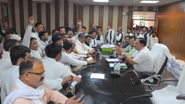 चायल तहसील में अधिवक्ताओं का प्रदर्शन, लेखपाल पर लगाए गंभीर आरोप 🚨
11 हज़ार लेने का आरोप,
कौशाम्बी के चायल तहसील परिसर में अधिवक्ताओं ने लेखपाल की कथित मनमानी और कार्यशैली के विरोध में जोरदार प्रदर्शन किया। अधिवक्ताओं ने लेखपाल पर अवैध रूप से पैसे की वसूली करने समेत कई गंभीर आरोप लगाए। प्रदर्शनकारियों ने मामले की निष्पक्ष जांच कर कार्रवाई की मांग की।
#Kaushambi #Chayal #TehsilChayal #AdvocatesProtest #Lekhpal CorruptionAllegation KaushambiNews BreakingNews UPNews LawyersProtest RevenueDepartment JusticeForPeople HindiNews LatestNews UttarPradesh ChayalNews PublicIssue ViralNews NewsUpdate TehsilCampus Bhrashtachar लोकल_न्यूज कौशाम्बी चायल तहसील अधिवक्ता प्रदर्शन लेखपाल भ्रष्टाचार जनहित Breaking Trending TwitterNews UPBreaking KaushambiSamachar MediaUpdate NewsAlert AdvocateVoice RevenueNews
