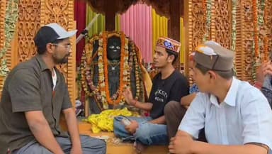 देव नीति और परंपराओं को आगे बढ़ाने में आज के बच्चे भी पीछे नहीं हैं। 😍🙏🏻
सुनिए बच्चों की जुबानी कालिया नाग जी की काहिका की रोचक कहानी और जानिए कि कैसे नई पीढ़ी अपनी संस्कृति, परंपराओं और देव आस्था से गहराई से जुड़ी हुई है।
कुल्लू न्यूज़ के साथ विशेष बातचीत में बच्चों ने साझा किए अपने विचार और सांस्कृतिक अनुभव। ✨
#KulluNews #DevSanskriti #KaliyaNagJi #Kahika #HimachalCulture #Tradition #DevAastha #Kullu
