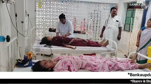 अमरपुर में बड़ा हादसा | शादी समारोह में करंट लगने से 3 किशोरियां गंभीर | मची अफरा-तफरी
अमरपुर थाना क्षेत्र के कटोरिया गांव में रविवार की शाम शादी समारोह के दौरान बड़ा हादसा हो गया। डीजे पर नाच-गाने के बीच तीन किशोरियां विद्युत प्रवाहित तार की चपेट में आ गईं और बेहोश हो गईं। परिजनों ने तुरंत सभी को अमरपुर रेफरल अस्पताल पहुंचाया, जहां डॉक्टर रोहित चंचल ने प्राथमिक उपचार किया। डॉक्टरों के अनुसार तीनों किशोरियों की स्थिति खतरे से बाहर है।
वीडियो में जानिए पूरी घटना, घायलों की पहचान और अस्पताल से जुड़ी ताजा जानकारी।
#AmarpurNews #BankaNews #BreakingNews #BiharNews #ElectricShock Amarpur Katoria ViralNews HindiNews BiharBreakingNews LocalNews AmarpurHospital BankaBreakingNews TodayNews ElectricAccident
Amarpur News, Banka News, Bihar News, Amarpur Breaking News, Katoria Village News, Electric Shock News, Wedding Accident, Bihar Breaking News, Amarpur Hospital, Banka District News, Hindi News Today, Local News Bihar, Electricity Accident, Viral News Bihar, Banka Latest News, Amarpur Today News, Bihar Local News, Breaking News Hindi, Katoria News, Amarpur Update.