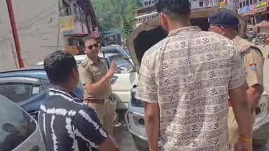 केदारनाथ यात्रा में 'VIP' बनने का शौक पड़ा भारी!! फर्जी रौब झाड़ने वालों के खिलाफ रुद्रप्रयाग पुलिस का सख्त एक्शन जारी है।
सोनप्रयाग में चेकिंग के दौरान BR 01FT 2735 नंबर की एक सफेद स्कॉर्पियो पकड़ी गई, जिस पर अनधिकृत रूप से "बिहार सरकार" लिखा था। वाहन में अवैध हूटर और नेम प्लेट भी लगी हुई थी, जबकि मौके पर उससे संबंधित कोई अधिकृत व्यक्ति मौजूद नहीं मिला।
पूछताछ में पता चला कि यात्रा के दौरान VIP सुविधाएं और अनावश्यक लाभ लेने के लिए वाहन पर फर्जी तरीके से सरकारी पहचान का इस्तेमाल किया जा रहा था।
⚡ रुद्रप्रयाग पुलिस ने तुरंत कार्रवाई करते हुए हूटर और नेम प्लेट जब्त कर वाहन को मोटर वाहन अधिनियम के तहत सीज कर दिया।
👏 देवभूमि में कानून से बड़ा कोई नहीं।
केदारनाथ यात्रा पर आने वाले सभी श्रद्धालुओं से नियमों का पालन करने और किसी भी प्रकार की फर्जी VIP संस्कृति से दूर रहने की अपील।
#KedarnathYatra #RudraprayagPolice #OperationPrahar #VIPCulture #Sonprayag #TrafficRules #UttarakhandPolice #Kedarnath #Devbhoomi #ViralNews