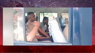 एसएसपी अनुराग आर्य की हवाला कारोबारियों पर बड़ी कार्रवाई
35 लाख रुपये नकद, फर्जी आधार कार्ड व मोबाइल फोन बरामद
बरेली। वरिष्ठ पुलिस अधीक्षक अनुराग आर्य के निर्देशन में पुलिस ने हवाला कारोबार के खिलाफ बड़ी कार्रवाई करते हुए दो आरोपियों को गिरफ्तार किया है, जबकि तीन अन्य आरोपी फरार बताए जा रहे हैं।
गिरफ्तार आरोपियों में राजस्थान निवासी जगदीश चोटिया तथा बरेली निवासी जमीर शामिल हैं। पुलिस ने दोनों के कब्जे से 35 लाख रुपये नकद, चार मोबाइल फोन तथा दो फर्जी आधार कार्ड बरामद किए हैं।
पुलिस जांच में सामने आया है कि आरोपी फर्जी फर्म बनाकर हवाला कारोबार संचालित कर रहे थे। इनके तार दुबई, कश्मीर और दिल्ली के लोगों से जुड़े होने की बात भी सामने आई है। आरोपियों द्वारा बड़े पैमाने पर रुपये के अवैध लेन-देन का नेटवर्क संचालित किया जा रहा था।
एसएसपी अनुराग आर्य ने प्रेस कॉन्फ्रेंस के माध्यम से पूरे मामले का खुलासा किया। पुलिस के अनुसार फरार तीन आरोपियों की तलाश में टीमें लगाई गई हैं और जल्द गिरफ्तारी के प्रयास किए जा रहे हैं।
यह कार्रवाई थाना बारादरी क्षेत्र के माधोबाड़ी इलाके में की गई, जहां से दोनों आरोपियों को गिरफ्तार किया गया।
#बरेलीअवधेशशर्मा की रिपोर्ट
#वायरलनयूज़ #ब्रेकिंगखबर #BAREILLYNEWS #मुख्यमंत्रीयोगीआदित्यनाथ #जिलाधिकारी
#SSpBareilly