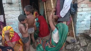 फतेहपुर में 11 वर्षीय छात्रा ने फांसी लगाकर दी जान
गाजीपुर थाना क्षेत्र के बरुहा गांव में मासूम की मौत से पसरा मातम
पुलिस ने शव पोस्टमार्टम के लिए भेजा, मामले की जांच शुरू
रिपोर्ट अजय श्रीवास्तव
उत्तर प्रदेश के फतेहपुर जिले के गाजीपुर थाना क्षेत्र स्थित बरुहा गांव में एक दर्दनाक घटना सामने आई है, जहां कक्षा 5 में पढ़ने वाली 11 वर्षीय छात्रा का शव गांव से कुछ दूरी पर एक पेड़ से लटका मिला। घटना की सूचना मिलते ही पुलिस मौके पर पहुंची और शव को कब्जे में लेकर पोस्टमार्टम के लिए भेज दिया। प्रारंभिक जानकारी के अनुसार बच्ची लंबे समय से गंभीर बीमारी से पीड़ित बताई जा रही थी। पुलिस मामले के सभी पहलुओं की जांच कर रही है।
गांव के बाहर पेड़ से लटका मिला छात्रा का शव
जानकारी के अनुसार, बरुहा गांव निवासी 11 वर्षीय रूपा देवी पुत्री रामबाबू प्रजापति शनिवार सुबह घर से जंगल जाने की बात कहकर निकली थी। कुछ समय बाद ग्रामीणों ने गांव से कुछ दूरी पर पानी की टंकी के पास स्थित एक छिउल के पेड़ पर उसे फांसी के फंदे से लटका देखा।
घटना की सूचना तत्काल परिजनों और पुलिस को दी गई। सूचना मिलते ही मौके पर पहुंचे परिजनों में चीख-पुकार मच गई।
परिजनों ने बताई बीमारी की बात
मौके पर पहुंची मां गुड्डी देवी ने बताया कि उनकी बेटी रूपा कक्षा 5 की छात्रा थी और पिछले लगभग एक वर्ष से गंभीर बीमारी से जूझ रही थी। परिवार के अनुसार, वह चार बहनों और दो भाइयों में सबसे छोटी थी।
बेटी की असमय मौत से पूरे परिवार पर दुखों का पहाड़ टूट पड़ा है। मां, भाई-बहनों और अन्य परिजनों का रो-रोकर बुरा हाल है।
पुलिस ने शुरू की जांच
घटना की सूचना मिलते ही थाना प्रभारी गाजीपुर पुलिस बल के साथ मौके पर पहुंचे। पुलिस ने शव को कब्जे में लेकर पोस्टमार्टम के लिए भेज दिया और आवश्यक कानूनी कार्रवाई शुरू कर दी।
अधिकारियों का कहना है कि पोस्टमार्टम रिपोर्ट और जांच के आधार पर आगे की कार्रवाई की जाएगी। पुलिस मामले के सभी पहलुओं की जांच कर रही है।
वायरल फैक्ट
घटना की सूचना क्षेत्र में तेजी से फैल गई, जिसके बाद बड़ी संख्या में ग्रामीण मौके पर एकत्र हो गए। मासूम छात्रा की मौत ने पूरे गांव को झकझोर कर रख दिया है। स्थानीय लोग इस घटना को बेहद दुखद बताते हुए परिवार के प्रति संवेदना व्यक्त कर रहे हैं।
बरुहा गांव की यह घटना कई सवाल छोड़ जाती है और मानसिक, शारीरिक तथा भावनात्मक स्वास्थ्य के प्रति समाज की जिम्मेदारी को भी रेखांकित करती है। फिलहाल पुलिस मामले की जांच कर रही है और पोस्टमार्टम रिपोर्ट का इंतजार किया जा रहा है। पूरे गांव में शोक का माहौल है।
ND NEWS की अपील
🔹 बच्चों के शारीरिक और मानसिक स्वास्थ्य पर विशेष ध्यान दें।
🔹 यदि कोई बच्चा लंबे समय से बीमारी, तनाव या अवसाद जैसी स्थिति से गुजर रहा हो तो उसे भावनात्मक सहयोग प्रदान करें।
🔹 परिवार और समाज बच्चों से नियमित संवाद बनाए रखें।
🔹 किसी भी असामान्य व्यवहार को नजरअंदाज न करें और आवश्यकता पड़ने पर विशेषज्ञ चिकित्सकीय सलाह लें।
🔹 प्रशासन और स्वास्थ्य विभाग ग्रामीण क्षेत्रों में मानसिक स्वास्थ्य जागरूकता कार्यक्रमों को बढ़ावा दें।
ND NEWS का संदेश:
"हर बच्चे की मुस्कान सुरक्षित रहे, इसके लिए परिवार, समाज और प्रशासन सभी को मिलकर संवेदनशील भूमिका निभानी होगी।"
👇👇
#NDNews #Fatehpur #GhazipurThana #BaruhaVillage #BreakingNews #StudentNews #FatehpurNews #UPPolice #ChildSafety #NDNewsChannel #UttarPradesh
👇👇
@dgpup
@RSSorg
@UPGovt
@wpl1090
@RSSgeet
@Uppolice
@MIB_India
@PMOIndia
@HMOIndia
@abmanglik
@VHPDigital
@igrangealld
@myogioffice
@InfoDeptUP
@dmfatehpur
@sdmsadarftp
@CMOfficeUP
@CMOUP_RC
@ChiefSecyUP
@ChiefSecyUP
@MahantYogiG
@FatehpurSdm
@fatehpurpolice
@BajrangDalOrg
@112UttarPradesh
@myogiadityanath
@CommissionerPrg
@ADGZonPrayagraj
👇👇👇
🟥 NDNEWS | दैनिक निष्पक्ष धारा
मुख्य संपादक/संस्थापक: राजन सिंह हाड़ा
सह-संपादक: शालिनी सिंह भदौरिया
✒️ रिपोर्ट : सहयोगी शिवा गुप्ता के साथ जिला ब्यूरो अजय श्रीवास्तव
📍 कार्यालय-3: U158,हीरा स्वीट्स के पास,विकास मार्ग,लक्ष्मी नगर,पूर्वी दिल्ली,पिन कोड – 110092 (NCR)
📍 कार्यालय-2: विधानसभा रोड, बर्लिंगटन चौराहा,लखनऊ (226001) (UP)
📍 कार्यालय-1: 1/1 अटल बिहारी चौराहा,नियर बर्मा चौराहा,फतेहपुर (212601) (UP)
📅 दिनांक: 07 जून 2026
📆 दिन: रविवार
📧 Email: ndnewschannel@gmail.com
📞 मोबाइल: 9696119696
👇👇
नोट: यह समाचार स्थानीय स्रोतों एवं प्रारंभिक पुलिस जानकारी के आधार पर तैयार किया गया है।मामले की जांच जारी है और अंतिम निष्कर्ष पोस्टमार्टम रिपोर्ट एवं आधिकारिक जांच के बाद स्पष्ट होंगे।