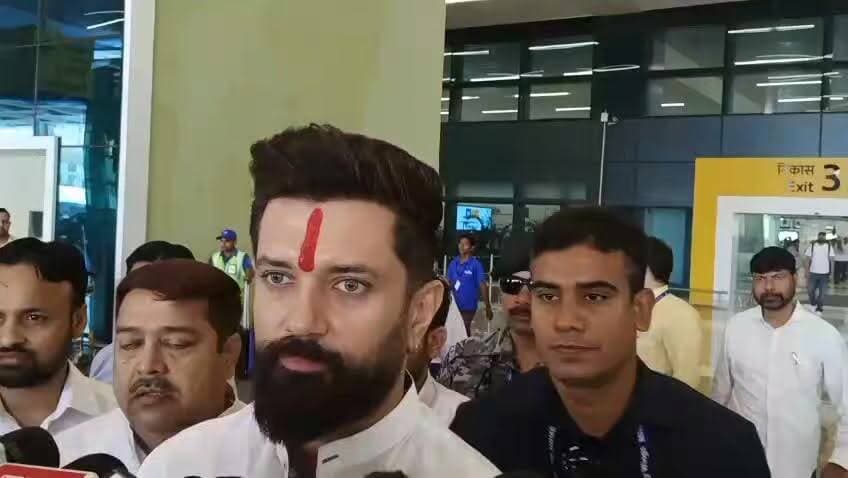 चिराग पासवान का I.N.D.I.A गठबंधन पर वार, बोले- बुराइयों को छुपाने का समझौता है
पटना। लोक जनशक्ति पार्टी (रामविलास) के राष्ट्रीय अध्यक्ष चिराग पासवान ने I.N.D.I.A गठबंधन की बैठक पर सीधा हमला बोला है। चिराग ने कहा कि यह गठबंधन एक-दूसरे की बुराइयों और कमजोरियों को छुपाने का समझौता भर है।
कांग्रेस पर DMK को धोखा देने का आरोप
चिराग पासवान ने कहा कि कांग्रेस ने सत्ता के लालच में DMK जैसे पुराने और ईमानदार साथी को धोखा दिया है। इसलिए स्वाभाविक है कि DMK अब दूरी बना रही है। उन्होंने कहा कि इतिहास गवाह है कि जब-जब एकजुट रहने की जरूरत थी, तब ये लोग अलग-अलग रहे हैं।
ममता बनर्जी पर कसा तंज
ममता बनर्जी के एक दिन पहले ही बैठक में पहुंचने पर चिराग ने तंज कसा। उन्होंने कहा कि यही वही ममता हैं जिन पर राहुल गांधी ने बंगाल चुनाव के दौरान भ्रष्टाचार और हिंसा फैलाने के आरोप लगाए थे। फिर भी आज उसी गठबंधन के मंच पर खड़ी हैं।
विधान परिषद चुनाव: अशरफ अंसारी को उतारा
विधान परिषद चुनाव पर चिराग ने कहा कि उनकी पार्टी के विधायकों की बदौलत LJP(R) का एक सदस्य नामांकन कर रहा है और ये उनके लिए गर्व की बात है। पार्टी ने अशरफ अंसारी को चुना है जो उनके पिता रामविलास पासवान के पुराने साथी और निस्वार्थ कार्यकर्ता रहे हैं। चिराग ने कहा कि अशरफ अंसारी ने कभी पार्टी से कुछ मांगा नहीं।
राबड़ी देवी की सुरक्षा पर बयान
राबड़ी देवी की सुरक्षा वापस लेने के सवाल पर चिराग ने कहा कि सुरक्षा परिस्थितियों के हिसाब से बढ़ती-घटती रहती है। इसमें राजनीति नहीं होनी चाहिए। उन्होंने कहा कि उनकी खुद की सुरक्षा भी कई बार हटाई और फिर बढ़ाई गई।
MLC नामांकन में लालू-तेजस्वी के न रहने पर सवाल
MLC नामांकन में लालू प्रसाद और तेजस्वी यादव के न रहने पर चिराग बोले कि पार्टी में अपने पद को लेकर जितनी गंभीरता होनी चाहिए, वो नहीं दिख रही।
#ChiragPaswan #LJPR #INDIAAlliance #Patna #BiharPolitics #Congress #DMK #MamataBanerjee #MLCElection #AshrafAnsari #RabriDevi