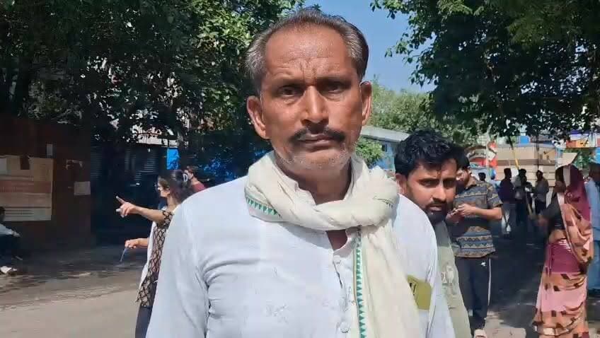 #भीम सिंह अस्पताल में जेबकतरों के हौसले बुलंद, मरीज के परिजन का बटुआ पार#
कोटा। श्री ब्रिजराज (भीम सिंह) अस्पताल में जेबकतरों की सक्रियता एक बार फिर सामने आई है। जानकारी के अनुसार राम कल्याण मीणा अस्पताल परिसर में जेरॉक्स करवाने के लिए लाइन में खड़े थे। इसी दौरान अज्ञात जेबकतरे उनका बटुआ चुरा ले गए।
पीड़ित के अनुसार बटुए में करीब 1500 रुपये नकद के साथ कई जरूरी दस्तावेज और कागजात भी रखे हुए थे। घटना का पता तब चला जब उन्होंने भुगतान करने के लिए जेब में हाथ डाला, लेकिन बटुआ गायब मिला।
अस्पताल में रोजाना बड़ी संख्या में मरीजों और परिजनों की आवाजाही रहती है, जिसका फायदा उठाकर जेबकतरे वारदातों को अंजाम दे रहे हैं। घटना के बाद पीड़ित ने अस्पताल प्रशासन और पुलिस से कार्रवाई की मांग की है।
आमजन से अपील: अस्पताल, बस स्टैंड, रेलवे स्टेशन और अन्य भीड़भाड़ वाले स्थानों पर अपने पर्स, मोबाइल और महत्वपूर्ण दस्तावेजों का विशेष ध्यान रखें तथा किसी भी संदिग्ध गतिविधि की सूचना तुरंत पुलिस को दें।