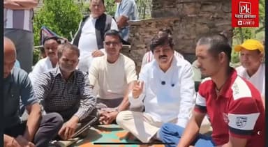 #दिल्ली अग्निकांड मामले में गिरफ्तार किए गए जनपद पौड़ी के रिखोली गांव निवासी केशव नेगी के समर्थन में कांग्रेस प्रदेश अध्यक्ष गणेश गोदियाल उनके घर पहुंचे। इस दौरान उन्होंने कहा कि "केशव नेगी के साथ पूरा उत्तराखंड खड़ा है और उनके साथ अन्याय नहीं होने दिया जाएगा।"
गणेश गोदियाल ने कहा कि इतने बड़े हादसे में केवल एक रसोइये को जिम्मेदार ठहराना कई सवाल खड़े करता है। उन्होंने प्रदेश सरकार और मुख्यमंत्री से मांग की कि इस मामले को गंभीरता से लेते हुए सीधे प्रधानमंत्री और केंद्रीय गृहमंत्री के समक्ष उत्तराखंड के पक्ष को रखें। उन्होंने कहा कि मुख्यमंत्री का केवल दिल्ली की मुख्यमंत्री से बातचीत करना पर्याप्त नहीं है।
गोदियाल ने आरोप लगाया कि बड़े जिम्मेदार लोगों को बचाने के लिए किसी छोटे कर्मचारी को बलि का बकरा नहीं बनाया जाना चाहिए। उन्होंने कहा कि न्यायपूर्ण जांच हो और वास्तविक दोषियों पर कार्रवाई सुनिश्चित की जाए।
#KeshavNegi #DelhiFireTragedy #GaneshGodiyal #Uttarakhand #Justice #Congress