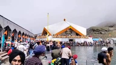 वाहे गुरु जी की कृपा से श्री हेमकुंड साहिब यात्रा ने पकड़ी रफ्तार! 🙏🚩
सिक्खों के पवित्र धाम श्री हेमकुंड साहिब में श्रद्धालुओं का जनसैलाब उमड़ पड़ा है। यात्रा बेस कैंप गोविंदघाट से लेकर गोविंदधाम और हेमकुंड साहिब के दुर्गम आस्था पथ पर संगतों की भारी भीड़ देखने को मिल रही है।
सुबह तड़के से ही श्रद्धालु "जो बोले सो निहाल... सत श्री अकाल" और गुरु महाराज के जयकारों के साथ कठिन पहाड़ी मार्ग को पार कर दसवें गुरु श्री गुरु गोबिंद सिंह जी महाराज की पावन तपस्थली श्री हेमकुंड साहिब के दर्शन के लिए पहुंच रहे हैं।
📍 कपाट खुलने के बाद से अब तक करीब 80 हजार श्रद्धालु गुरुद्वारा साहिब में मत्था टेक चुके हैं।
गुरुद्वारा श्री हेमकुंड साहिब मैनेजमेंट ट्रस्ट के वरिष्ठ प्रबंधक सरदार सेवा सिंह के अनुसार यात्रा अपने चरम पर है। श्रद्धालु पवित्र हिम सरोवर में आस्था की डुबकी लगाने के बाद दरबार साहिब में अरदास कर गुरु महाराज का आशीर्वाद प्राप्त कर रहे हैं।
🌄 धाम में मौसम सुहावना बना हुआ है और ट्रस्ट द्वारा श्रद्धालुओं के लिए गुरु प्रसाद लंगर सेवा, आवास तथा अन्य सभी आवश्यक सुविधाओं की समुचित व्यवस्था की गई है।
पूरी भ्यूंडार-लोकपाल घाटी श्रद्धा, भक्ति और उत्साह से सराबोर है। यात्रा में बढ़ती भीड़ से स्थानीय व्यापारियों के चेहरे भी खिल उठे हैं।
🙏 वाहे गुरु जी का खालसा, वाहे गुरु जी की फतेह। #HemkundSahib #SikhPilgrimage #WaheguruJi #HemkundYatra #Uttarakhand #Faith #SpiritualJourney #GovindGhat #SatSriAkal