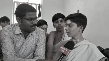 मोबाइल छोड़ वेदों की राह पर चले बटुक, जानिए कैसे तैयार हो रहे धर्म के युवा प्रहरी
राजसमंद जिले के चारभुजा क्षेत्र स्थित कसार गुरुकुल में आयोजित 15 दिवसीय वैदिक संस्कार शिविर में बटुक उत्साहपूर्वक वैदिक ज्ञान और भारतीय संस्कृति का अध्ययन कर रहे हैं। शिविर में भाग ले रहे बटुकों ने बताया कि वे वेद, मंत्रोच्चार, धार्मिक परंपराओं और भारतीय संस्कारों की शिक्षा प्राप्त कर रहे हैं। उनका कहना है कि वर्तमान समय में पाश्चात्य एवं अंग्रेजी संस्कृति का प्रभाव लगातार बढ़ रहा है, ऐसे में वैदिक ज्ञान और भारतीय मूल्यों का संरक्षण एवं प्रचार-प्रसार अत्यंत आवश्यक है। आयोजकों ने बताया कि गुरुकुल में बच्चों को वैदिक संस्कार, शास्त्र अध्ययन, यज्ञ-विधि, नैतिक शिक्षा तथा भारतीय संस्कृति की गहन जानकारी दी गई।
#VedicEducation #SanatanDharma #IndianCulture #Gurukul