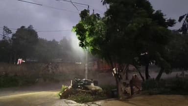 मैनाटाड़ में आंधी-पानी से मौसम हुआ सुहाना, किसानों में खुशी।मैनाटाड़ में सोमवार की शाम अचानक मौसम का मिजाज बदल गया। तेज हवाओं के साथ हुई जोरदार बारिश ने लोगों को भीषण गर्मी और उमस से बड़ी राहत दिलाई। बारिश शुरू होते ही क्षेत्र का वातावरण खुशनुमा हो गया और तापमान में भी गिरावट दर्ज की गई। हालांकि तेज आंधी के कारण कुछ समय के लिए बाजारों में अफरा-तफरी का माहौल बन गया। खरीदारी कर रहे लोग बारिश और तेज हवा से बचने के लिए इधर-उधर सुरक्षित स्थानों की तलाश करते नजर आए। कई दुकानदारों ने भी अपने सामान को बारिश और हवा से बचाने के लिए तुरंत इंतजाम किए।पिछले कई दिनों से पड़ रही गर्मी से लोग काफी परेशान थे। बारिश के बाद मौसम सुहाना हो गया, जिससे लोगों ने राहत की सांस ली। शाम के समय सड़कों और बाजारों में ठंडी हवाओं का असर साफ दिखाई दिया।वहीं किसानों ने भी इस बारिश का स्वागत किया। उनका कहना है कि खेतों में नमी बढ़ने से फसलों को लाभ मिलेगा और खेती के कार्यों में आसानी होगी। किसानों के अनुसार समय पर हुई यह बारिश कृषि के लिए काफी लाभदायक साबित हो सकती है। स्थानीय लोगों ने भी इसे गर्मी से राहत और खेती के लिए वरदान बताया।#Horizontal
#HorizontalView
#HorizontalPhotography
#HorizontalShot
#LandscapeMode
#WideView
#PanoramicView
#NaturePhotography
#ScenicView
#PhotoOfTheDay
