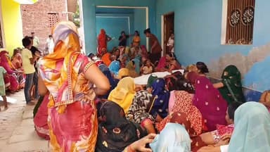 प्रसव के बाद महिला की मौत से उठे गंभीर सवाल
परिजनों ने स्टाफ नर्स पर रुपये लेने और लापरवाही का लगाया आरोप
जसरा सीएचसी में मातृ मृत्यु के बाद जांच की मांग, स्वास्थ्य विभाग में मचा हड़कंप
✒️रिपोर्ट सुनील यादव/राजेश सोनकर
प्रयागराज के जसरा स्थित सामुदायिक स्वास्थ्य केंद्र (सीएचसी) में प्रसव के बाद एक महिला की मौत का मामला सामने आने के बाद स्वास्थ्य सेवाओं की कार्यप्रणाली पर गंभीर सवाल खड़े हो गए हैं। मृतका के परिजनों ने अस्पताल की स्टाफ नर्स पर अवैध धन वसूली, बाहर से दवाइयां मंगवाने और समय पर रेफर न करने का आरोप लगाया है। वहीं स्वास्थ्य विभाग ने मामले की निष्पक्ष जांच कराए जाने का आश्वासन दिया है। इस घटना ने ग्रामीण स्वास्थ्य सेवाओं और प्रसूति देखभाल की गुणवत्ता पर नई बहस छेड़ दी है।
डिलीवरी के नाम पर रुपये लेने और दवाएं बाहर से मंगाने का आरोप
प्राप्त जानकारी के अनुसार, मृतका गायत्री देवी को सोमवार सुबह प्रसव पीड़ा होने पर सामुदायिक स्वास्थ्य केंद्र जसरा में भर्ती कराया गया था। मृतका के पति राजू द्वारा दिए गए शिकायती पत्र में आरोप लगाया गया है कि ड्यूटी पर तैनात स्टाफ नर्स ने डिलीवरी कराने के लिए 2500 रुपये की मांग की थी। परिजनों का कहना है कि तत्काल उनके पास 2000 रुपये ही थे, जिन्हें देने के बाद महिला को भर्ती किया गया।
परिजनों के अनुसार भर्ती के बाद कुछ इंजेक्शन और दवाइयां अस्पताल के बजाय बाहर के मेडिकल स्टोर से मंगवाई गईं। इंजेक्शन लगाने के लगभग एक घंटे बाद महिला ने सामान्य प्रसव के माध्यम से बच्चे को जन्म दिया।
प्रसव के बाद बिगड़ी हालत, समय पर रेफर न करने का आरोप
परिवार का आरोप है कि प्रसव के कुछ समय बाद महिला की तबीयत अचानक बिगड़ने लगी। स्थिति गंभीर होने पर उन्होंने जिला अस्पताल रेफर करने की मांग की, लेकिन कथित तौर पर स्टाफ नर्स ने आश्वस्त किया कि मरीज जल्द ठीक हो जाएगी।
आरोप है कि इसके बाद भी कुछ और दवाइयां बाहर से मंगवाई गईं, लेकिन महिला की स्थिति में सुधार नहीं हुआ। जब हालत अत्यधिक गंभीर हो गई तो उसे नजदीकी निजी अस्पताल ले जाने की सलाह दी गई।
परिजनों का कहना है कि जब वे महिला को लेकर निजी अस्पताल जा रहे थे, तभी सीएचसी परिसर के भीतर ही उसकी मौत हो गई। घटना के बाद परिवार में कोहराम मच गया और अस्पताल परिसर में आक्रोश का माहौल बन गया।
परिजनों ने चिकित्सीय लापरवाही का लगाया आरोप
मृतका के परिवार ने इस पूरे मामले को चिकित्सीय लापरवाही का परिणाम बताते हुए जिम्मेदार स्वास्थ्य कर्मियों के खिलाफ सख्त कार्रवाई की मांग की है। उनका कहना है कि यदि समय पर उचित उपचार और रेफरल की व्यवस्था की जाती तो महिला की जान बचाई जा सकती थी।
स्थानीय लोगों का भी कहना है कि सरकारी अस्पतालों में प्रसूति सेवाओं की नियमित निगरानी और पारदर्शिता सुनिश्चित की जानी चाहिए ताकि ऐसी घटनाओं की पुनरावृत्ति न हो।
स्वास्थ्य विभाग ने जांच का दिया आश्वासन
मामले की जानकारी मिलने के बाद स्वास्थ्य विभाग में भी हलचल तेज हो गई है। सामुदायिक स्वास्थ्य केंद्र जसरा की अधीक्षिका डॉ. अंकिता पांडेय ने बताया कि उन्हें घटना की जानकारी मिली है, लेकिन वर्तमान में वह अवकाश पर हैं और अस्पताल का प्रभार डॉ. सुरेश के पास है।
उन्होंने कहा कि बिना जांच रिपोर्ट के किसी निष्कर्ष पर पहुंचना उचित नहीं होगा। मामले की निष्पक्ष जांच कराई जाएगी और यदि किसी कर्मचारी की लापरवाही, अनियमितता अथवा नियमों के उल्लंघन की पुष्टि होती है तो नियमानुसार कड़ी कार्रवाई की जाएगी।
वायरल फैक्ट
मामले के सामने आने के बाद सोशल मीडिया पर सरकारी अस्पतालों में प्रसूति सेवाओं, कथित अवैध वसूली और स्वास्थ्य कर्मियों की जवाबदेही को लेकर बहस तेज हो गई है। लोगों ने मांग की है कि मातृ मृत्यु के प्रत्येक मामले की स्वतंत्र जांच हो और दोषी पाए जाने वालों के विरुद्ध कठोर कार्रवाई की जाए।
जसरा सीएचसी में हुई यह घटना केवल एक परिवार के लिए व्यक्तिगत त्रासदी नहीं, बल्कि ग्रामीण स्वास्थ्य व्यवस्था के लिए एक गंभीर चेतावनी भी है। जांच के बाद ही यह स्पष्ट हो सकेगा कि महिला की मौत किन परिस्थितियों में हुई और क्या वास्तव में किसी स्तर पर लापरवाही हुई। फिलहाल पीड़ित परिवार न्याय की मांग कर रहा है और स्वास्थ्य विभाग की जांच पर सभी की निगाहें टिकी हुई हैं।
ND NEWS की अपील
🔹 गर्भवती महिलाओं को सुरक्षित, सम्मानजनक और निःशुल्क स्वास्थ्य सेवाएं उपलब्ध कराना प्रशासन की प्राथमिक जिम्मेदारी है।
🔹 प्रसव संबंधी मामलों में किसी भी प्रकार की अवैध धन वसूली पर तत्काल कठोर कार्रवाई होनी चाहिए।
🔹 स्वास्थ्य संस्थानों में मातृ एवं शिशु स्वास्थ्य सेवाओं का नियमित ऑडिट और निरीक्षण सुनिश्चित किया जाए।
🔹 आमजन स्वास्थ्य सेवाओं में किसी भी प्रकार की अनियमितता की सूचना तत्काल संबंधित अधिकारियों को दें।
🔹 प्रत्येक मातृ मृत्यु की निष्पक्ष जांच कर जिम्मेदारी तय की जाए।
ND NEWS संदेश:
"एक मां की मृत्यु केवल एक परिवार का दुख नहीं, बल्कि स्वास्थ्य व्यवस्था के लिए आत्ममंथन का विषय है। संवेदनशीलता, जवाबदेही और पारदर्शिता ही जनविश्वास की असली नींव है।"
👇👇👇
#NDNews
#दैनिकनिष्पक्षधारा
#PrayagrajNews
#JasraCHC
#MaternalDeath
#HealthDepartment
#MedicalNegligence
#UPHealth
#Prayagraj
#NDNewsChannel
#JusticeForFamily
#PublicHealth
👇👇
👇👇👇👇
@dgpup
@UPGovt
@RSSorg
@Uppolice
@wpl1090
@RSSgeet
@MIB_India
@PMOIndia
@HMOIndia
@VHPDigital
@CMOUP_RC
@myogioffice
@InfoDeptUP
@CMOfficeUP
@UPPRD1948
@ChiefSecyUP
@MahantYogiG
@ChiefSecyUP
@BajrangDalOrg
@myogiadityanath
@112UttarPradesh
@UPPViralCheck
@UpPolicemitra
@prayagraj_pol
@ADGZonPrayagraj
@DM_PRAYAGRAJ
@CommissionerPrg
@NigamPrayagraj
@Prayagraj_TP
@PROdefprayagraj
👇👇
🟥 ND NEWS | दैनिक निष्पक्ष धारा
मुख्य संपादक / संस्थापक: राजन सिंह हाड़ा
सह-संपादक: शालिनी सिंह भदौरिया
📍 कार्यालय-3: U158, हीरा स्वीट्स के पास, विकास मार्ग, लक्ष्मी नगर, पूर्वी दिल्ली, पिन कोड – 110092 (NCR)
📍 कार्यालय-2: विधानसभा रोड, बर्लिंगटन चौराहा, लखनऊ – 226001 (UP)
📍 कार्यालय-1: 1/1 अटल बिहारी चौराहा, नियर बर्मा चौराहा, फतेहपुर – 212601 (UP)
📅 दिनांक: 08 जून 2026
📆 दिन: सोमवार
📧 Email: ndnewschannel@gmail.com
📞 मोबाइल: 9696119696
👇👇👇
अस्वीकरण: यह समाचार परिजनों द्वारा लगाए गए आरोपों, शिकायत पत्र एवं उपलब्ध बयानों पर आधारित है। मामले की जांच जारी है। जांच पूरी होने तक सभी आरोप आरोप मात्र हैं। अंतिम निष्कर्ष सक्षम जांच और प्रशासनिक प्रक्रिया के बाद ही निर्धारित होंगे।