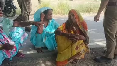 जवान बेटे की मौत से उजड़ा परिवार, बिलखती मां का दर्द देख नम हुईं आंखें
कौशाम्बी। चरवा थाना क्षेत्र के बाराडोली गांव के पास जंगल में मिले युवक राजू पुत्र देवीदीन (30) की मौत से पूरे परिवार पर दुखों का पहाड़ टूट पड़ा है। घर में मातम पसरा हुआ है और परिजनों का रो-रोकर बुरा हाल है।
सबसे मार्मिक दृश्य उस बुजुर्ग मां का है, जो अपने जवान बेटे को खोने के गम में बिलख रही है। परिवार के अन्य सदस्य भी सदमे में हैं। जिस घर में कल तक हंसी-खुशी थी, वहां आज केवल चीख-पुकार और आंसू हैं।
एक मां के लिए जवान बेटे को खोने का दर्द जीवनभर नहीं भरता। पूरे क्षेत्र में इस घटना को लेकर शोक और संवेदना का माहौल है। 🙏🕯️
#Kaushambi #Charwa #Pansaur #Raju #SadNews Condolences JusticeForRaju KaushambiNews UPNews BreakingNews LocalNews HumanStory FamilyGrief MotherPain Prayers RestInPeace CrimeNews KaushambiCrime HindiNews NewsUpdate Baradoli UttarPradesh DukhadKhabar Shradhanjali ViralNews LatestNews JagranNews JusticeDemanded RIPRaju KaushambiUpdates
