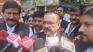 खान सर को कोर्ट से बड़ी राहत, गिरफ्तारी पर लगी तत्काल रोक
पटना:फैजल खान उर्फ खान सर को पटना की अदालत से बड़ी राहत मिली है। सुनवाई के दौरान न्यायाधीश ने खान सर की गिरफ्तारी पर तत्काल रोक लगा दी है।
पिछले कई दिनों से खान सर के ऊपर गिरफ्तारी की तलवार लटकी हुई थी। मामले को लेकर उनके समर्थकों और छात्रों में काफी चिंता थी। रोज नई खबरें सामने आ रही थीं और आशंका थी कि पुलिस कभी भी कार्रवाई कर सकती है।
अदालत में खान सर के वकील अरविंद कुमार महुआर ने पक्ष रखते हुए कहा कि गिरफ्तारी से पहले सभी तथ्यों की जांच जरूरी है। कोर्ट ने दलीलों को सुनने के बाद गिरफ्तारी पर रोक का आदेश दिया। इसका मतलब है कि अगली सुनवाई तक पुलिस खान सर को गिरफ्तार नहीं कर सकती।
मीडिया से बातचीत में वकील अरविंद कुमार महुआर ने बताया कि केस डायरी आने के बाद जमानत पर विस्तार से सुनवाई होगी। केस डायरी में पुलिस जांच के सबूत और गवाहों के बयान होते हैं। उसी के आधार पर कोर्ट जमानत पर फैसला करेगा।
#KhanSir #PatnaCourt #BreakingNews #Bihar #ArrestStay #ArvindKumarMahuar #BiharNews #Education