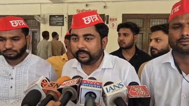 #अलीगढ ज्ञापन चिपकाने को लेकर बवाल: सपा कार्यकर्ताओं और पुलिस में नोकझोंक, चौकी प्रभारी पर धमकाने का आरोप