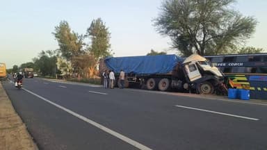 🚨 लालसोट गंगापुर हाईवे पर भीषण दुर्घटना 🔥 बस ओर ट्रेक में जोरदार भिड़ंत | कही लोग घायल |
#DausaPolice #RajasthanCrime #dausanews #jahagattaknews #bus #truk #accident #live