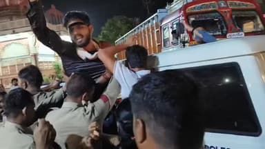शामगढ़ में कांग्रेस का हंगामा! मीनाक्षी नटराजन का नामांकन निरस्त होने के विरोध में चक्का जाम, पुतला दहन का प्रयास, वाटर कैनन का इस्तेमाल और पुलिस से झड़प के बाद कई कार्यकर्ता हिरासत में।
#शामगढ़ #कांग्रेस_प्रदर्शन #मीनाक्षी_नटराजन #वाटर_कैनन #पुलिस_कार्यवाही मंदसौर_समाचार ताजा_खबर यशस्वी_दुनिया