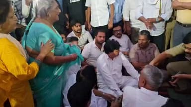 बागपत:
बेटे और पोते को खो देने वाली बुजुर्ग अम्मा न्याय की गुहार लगाते हुए बागपत एसपी कार्यालय पहुंचीं। पीड़ित महिला का आरोप है कि उनके बेटे और पोते की मौत के मामले में अभी तक उन्हें इंसाफ नहीं मिला है। न्याय की मांग को लेकर वह अधिकारियों के चक्कर काटने को मजबूर हैं।
बुजुर्ग महिला ने प्रशासन से मामले की निष्पक्ष जांच कर दोषियों के खिलाफ सख्त कार्रवाई की मांग की है। उनका कहना है कि परिवार पर दुखों का पहाड़ टूट पड़ा है और अब उन्हें केवल न्याय की उम्मीद है। अम्मा की दर्दभरी गुहार का वीडियो सोशल मीडिया पर भी चर्चा का विषय बना हुआ है।
#बागपत #Baghpat #BaghpatNews #UPNews #UttarPradesh #JusticeForVictims #न्याय_की_गुहार #SPBaghpat #PoliceNews #CrimeNews #BreakingNews #ViralNews #HindiNews #NewsUpdate #LatestNews #BaghpatPolice #JusticeDemanded #GroundReport #PublicVoice #TrendingNews
