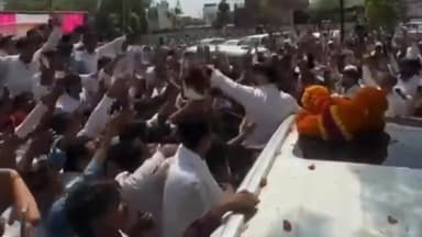 हिंडौन सिटी रेलवे स्टेशन पर AICC महासचिव सचिन पायलट के पहुंचने पर कार्यकर्ताओं और समर्थकों का भारी जनसैलाब उमड़ पड़ा। स्टेशन परिसर पायलट समर्थकों के नारों से गूंज उठा। लोगों ने गर्मजोशी से स्वागत करते हुए उनका अभिनंदन किया। इस दौरान बड़ी संख्या में कांग्रेस कार्यकर्ता और स्थानीय नागरिक मौजूद रहे।
#viralreels #instagramreels #bundicity #kotanews #bundi #reels #hadoti #Kota