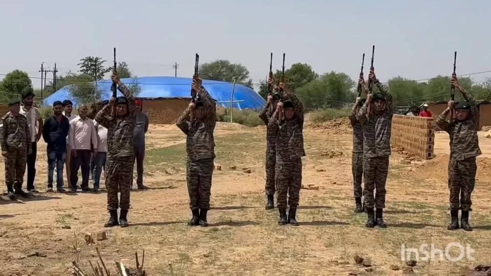 सेना के जवान गोविंद सिंह भदौरिया को सैन्य सम्मान के साथ अंतिम विदाई
गोरमी। क्षेत्र के ग्राम सिलोली निवासी सेना के जवान गोविंद सिंह भदौरिया का लंबी बीमारी के चलते उपचार के दौरान निधन हो गया। उनके निधन की खबर से गांव सहित पूरे क्षेत्र में शोक की लहर फैल गई। बुधवार को उनके पैतृक गांव सिलोली में सैन्य सम्मान के साथ अंतिम संस्कार किया गया।
#GovindSinghBhadauria #IndianArmy #Siloli #Gormi #Bhind #MilitaryHonours #Tribute #ArmyJawan #MadhyaPradesh #गोविंदसिंहभदौरिया #भारतीयसेना #सैन्यसम्मान #श्रद्धांजलि #गोरमी #भिंड_समाचार