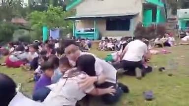 🚨🏫 स्कूल के अंदर मची दहशत! 7.8 तीव्रता के भूकंप का खौफनाक वीडियो सामने आया 😱
फिलीपींस के सरंगानी प्रांत के ग्लान क्षेत्र स्थित लुमिगो इंटीग्रेटेड स्कूल में भूकंप के दौरान छात्रों और शिक्षकों ने भयावह झटकों का सामना किया। 🌍⚠️
सामने आए वीडियो में स्कूल की इमारत जोर-जोर से हिलती दिखाई दे रही है, जबकि छात्र और शिक्षक अपनी सुरक्षा के लिए संघर्ष करते नजर आ रहे हैं।
भूकंप के बाद हालात की गंभीरता को देखते हुए जनरल सैंटोस सिटी में "स्टेट ऑफ कैलैमिटी" घोषित कर दिया गया है। 🚨
क्या आपने कभी इतना डरावना भूकंप का दृश्य देखा है? 👇
#PhilippinesEarthquake #Earthquake #SchoolVideo #BreakingNews #ViralVideo #NaturalDisaster #StateOfCalamity #GeneralSantos #TrendingNow #WorldNews #BharatNama