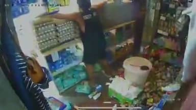 🚨 भूकंप आया, लोग अपनी जान बचाने भागे... लेकिन इस दुकानदार की पहली चिंता कुछ और थी! 😅🥚
फिलीपींस में आए 7.8 तीव्रता के भूकंप के दौरान एक दुकान का वीडियो सोशल मीडिया पर तेजी से वायरल हो रहा है।
जब चारों तरफ अफरा-तफरी मची हुई थी, तब यह दुकानदार खुद को बचाने के बजाय अंडों को टूटने से बचाने में जुट गया! 😂
वीडियो देखकर लोग मजाक में कह रहे हैं —
❌ पहले खुद को बचाओ
✅ पहले अंडों को बचाओ 🥚🥚🥚
मुसीबत की घड़ी में भी यह दृश्य लोगों के चेहरे पर मुस्कान ला रहा है। 😄👇
#PhilippinesEarthquake #Earthquake #ViralVideo #FunnyMoment #Shopkeeper #Eggs #TrendingNow #NaturalDisaster #SocialMediaViral #WorldNews #BharatNama