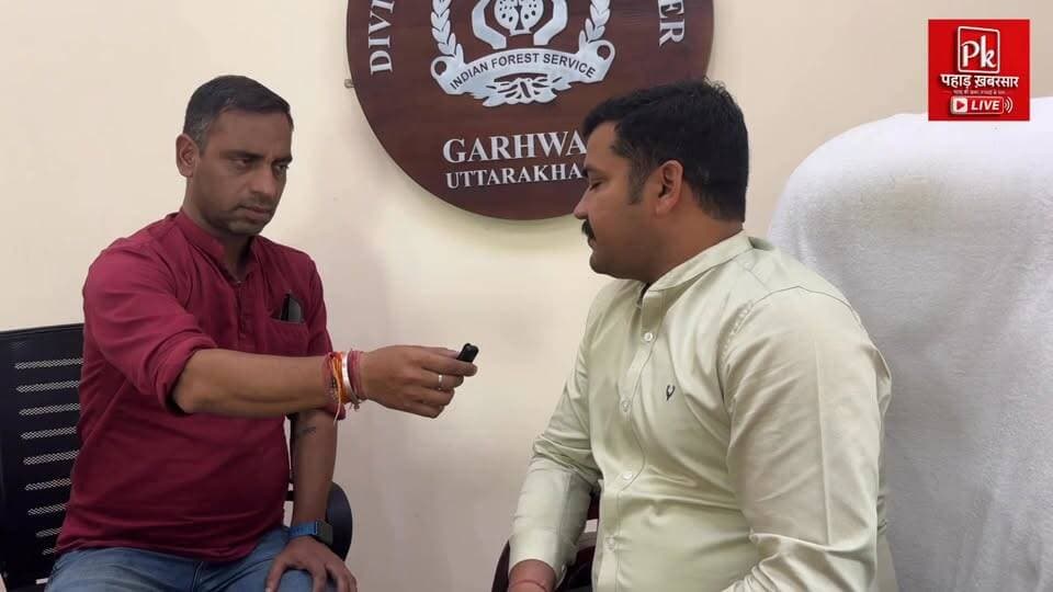🚨 पौड़ी में आदमखोर गुलदार का अंत 🚨
#जनपद पौड़ी #मुख्यालय के आसपास के गांवों में आधा दर्जन से अधिक ग्रामीणों को अपना शिकार बना चुके आदमखोर गुलदार को मशहूर शूटर जॉय हुकिल ने ढेर कर दिया है। गुलदार के मारे जाने के बाद क्षेत्र के लोगों ने राहत की सांस ली है।
इस मामले में महातिम यादव ने कहा कि वन विभाग का लगातार प्रयास मानव और वन्यजीवों के बीच बढ़ते संघर्ष को कम करना है। उन्होंने कहा कि जागरूकता, सतर्कता और सामुदायिक सहभागिता के माध्यम से इस तरह की घटनाओं को काफी हद तक रोका जा सकता है।
वन विभाग ने लोगों से जंगल और ग्रामीण क्षेत्रों में सावधानी बरतने तथा वन्यजीवों की गतिविधियों की सूचना तुरंत विभाग को देने की अपील की है।
#PauriGarhwal #LeopardAttack #JoyHukil #UttarakhandNews #ForestDepartment #Garhwal #WildlifeConflict #PauriNews #UttarakhandForest #BreakingNews
