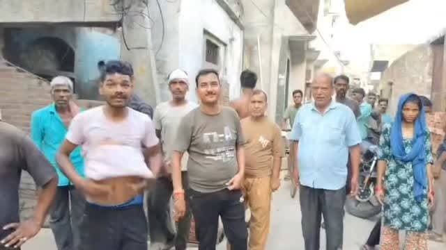 #बदायूं में अवैध तरीके से शराब बिक्री के खेल की पोल?
बिसौली के गुलाब बाग मोहल्ले में महिलाओं का गुस्सा फूटा… दुकान पर पहुंचकर जमकर हंगामा।
वायरल LIVE VIDEO में युवक कथित तौर पर दुकान के अंदर से शराब निकालकर दिखाता नजर आया… अब सवाल ये कि जब कैमरे पर सब दिख रहा है तो आखिर कार्रवाई क्यों नहीं?
क्या बिना संरक्षण के मोहल्ले के बीचों-बीच चल सकता है इतना बड़ा खेल?
स्थानीय लोगों का आरोप — शराबियों ने मोहल्ले का माहौल खराब कर दिया, परिवार तबाह हो रहे हैं और जिम्मेदार चुप बैठे हैं।
अब यह वीडियो पूरे इलाके में चर्चा का विषय बना हुआ है और स्थानीय पुलिस की कार्यशैली पर बड़े सवाल खड़े कर रहा है।
#Badaun #Bisouli #LiveVideo #BreakingNews #IllegalLiquor #CrimeNews #UPNews #ViralVideo #BadaunPolice #बदायूं #बिसौली #अवैधशराब #क्राइम #Breaking