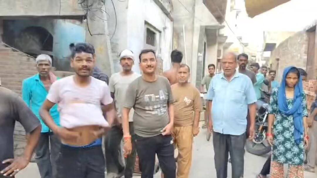 LIVE VIDEO ने खोल दी बदायूं में अवैध तरीके से शराब बिक्री के खेल की पोल?
बिसौली के गुलाब बाग मोहल्ले में महिलाओं का गुस्सा फूटा… दुकान पर पहुंचकर जमकर हंगामा।
वायरल LIVE VIDEO में युवक कथित तौर पर दुकान के अंदर से शराब निकालकर दिखाता नजर आया… अब सवाल ये कि जब कैमरे पर सब दिख रहा है तो आखिर कार्रवाई क्यों नहीं?
क्या बिना संरक्षण के मोहल्ले के बीचों-बीच चल सकता है इतना बड़ा खेल?
स्थानीय लोगों का आरोप — शराबियों ने मोहल्ले का माहौल खराब कर दिया, परिवार तबाह हो रहे हैं और जिम्मेदार चुप बैठे हैं।
अब यह वीडियो पूरे इलाके में चर्चा का विषय बना हुआ है और स्थानीय पुलिस की कार्यशैली पर बड़े सवाल खड़े कर रहा है।
#Badaun #Bisouli #LiveVideo #BreakingNews #IllegalLiquor #CrimeNews #UPNews #ViralVideo #BadaunPolice #बदायूं #बिसौली #अवैधशराब #क्राइम #Breaking