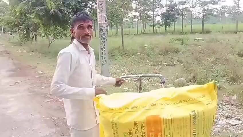 लखीमपुर खीरी
जिले में यूरिया को लेकर के मचा हाहाकार,प्राइवेट दुकानों पर ₹600 की एक बोरी बिक रही,किसान परेशान जिला कृषि अधिकारी के कान में जूं तक नही रेंग रही,
नाम न खुलासे की एक दुकानदार ने बताया
आज शाम को HURL रैक सीतापुर लग रही,होलसेलरो ने 400 रुपये बोरी X सीतापुर का रेट बताया।
जिला कृषि अधिकारी का होलसेलरो पर नही रही कमांड,
रिटेलरों की हो रही मौज,
ईसानगर में 650, की 1 बोरी यूरिया ले जाता किसान, #जनगणना_2027 #fertilizerdipartment #दिनेशखबरनेपाल #followersreelsfypシ゚viralシfypシ゚viralシalシ #spsahi #facebookreelsviral #cdositapur #dmsitapur #अमृत #KrishiVibhag